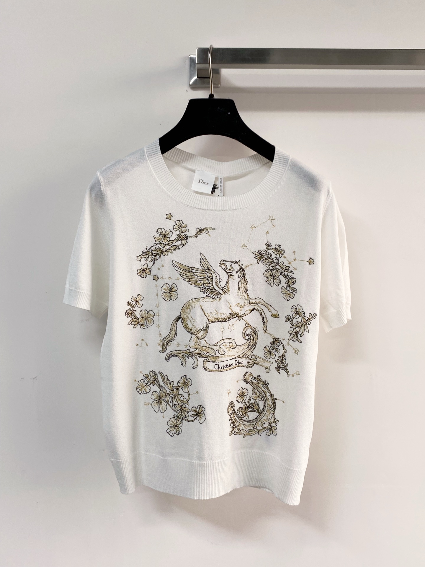🛒—新款发售— 𝐃𝐢𝐨𝐫 新款 三色短袖 logo图案点缀修饰！上身顯瘦時尚 𝟑色𝟑碼 𝟑𝟔/𝟑𝟖/𝟒𝟎