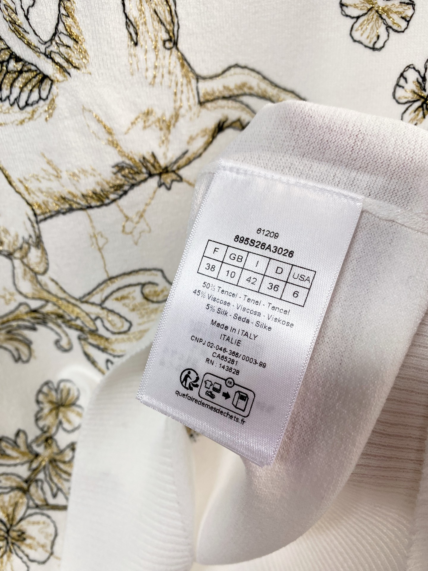 🛒—新款发售— 𝐃𝐢𝐨𝐫 新款 三色短袖 logo图案点缀修饰！上身顯瘦時尚 𝟑色𝟑碼 𝟑𝟔/𝟑𝟖/𝟒𝟎