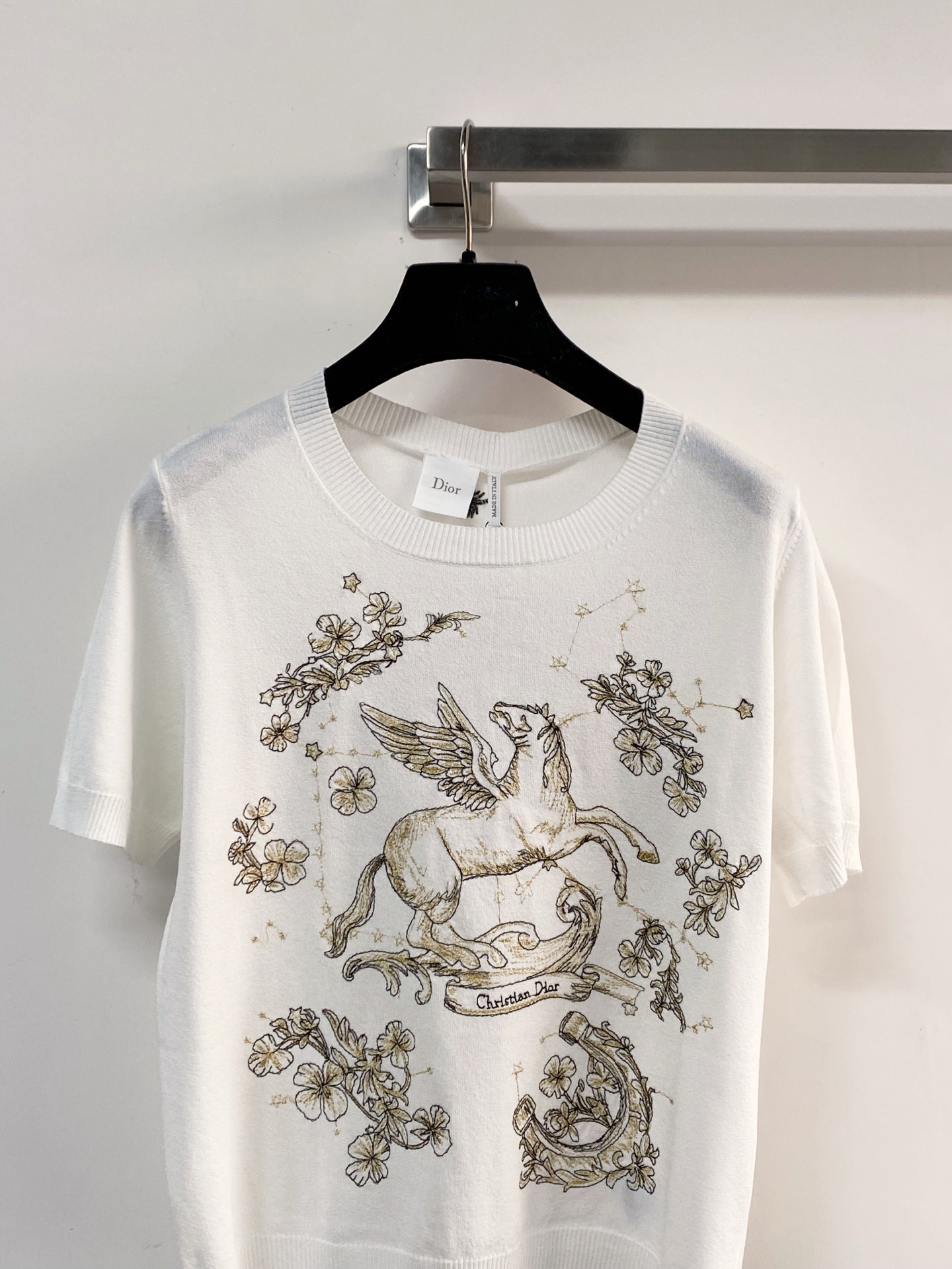 🛒—新款发售— 𝐃𝐢𝐨𝐫 新款 三色短袖 logo图案点缀修饰！上身顯瘦時尚 𝟑色𝟑碼 𝟑𝟔/𝟑𝟖/𝟒𝟎