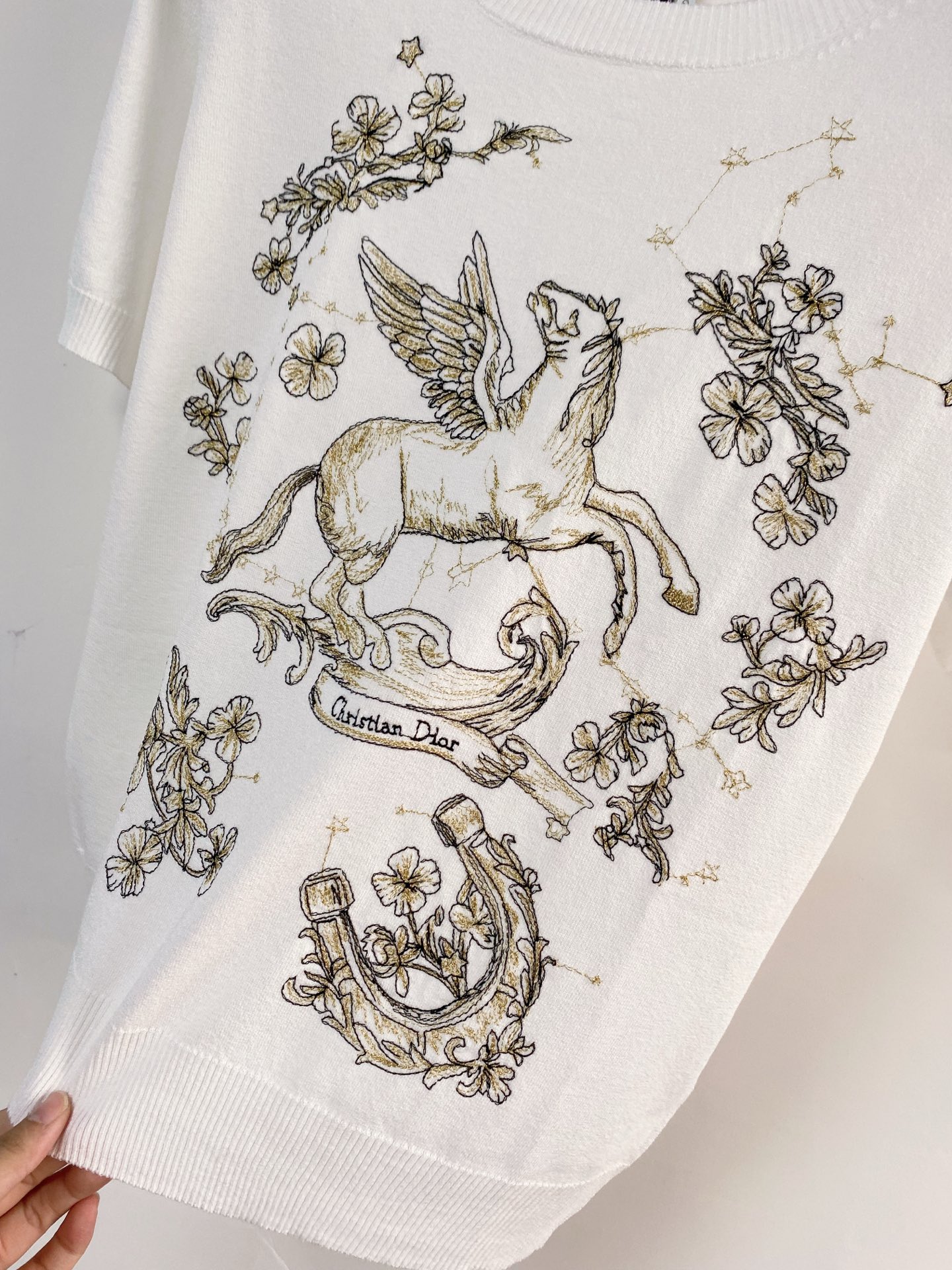 🛒—新款发售— 𝐃𝐢𝐨𝐫 新款 三色短袖 logo图案点缀修饰！上身顯瘦時尚 𝟑色𝟑碼 𝟑𝟔/𝟑𝟖/𝟒𝟎