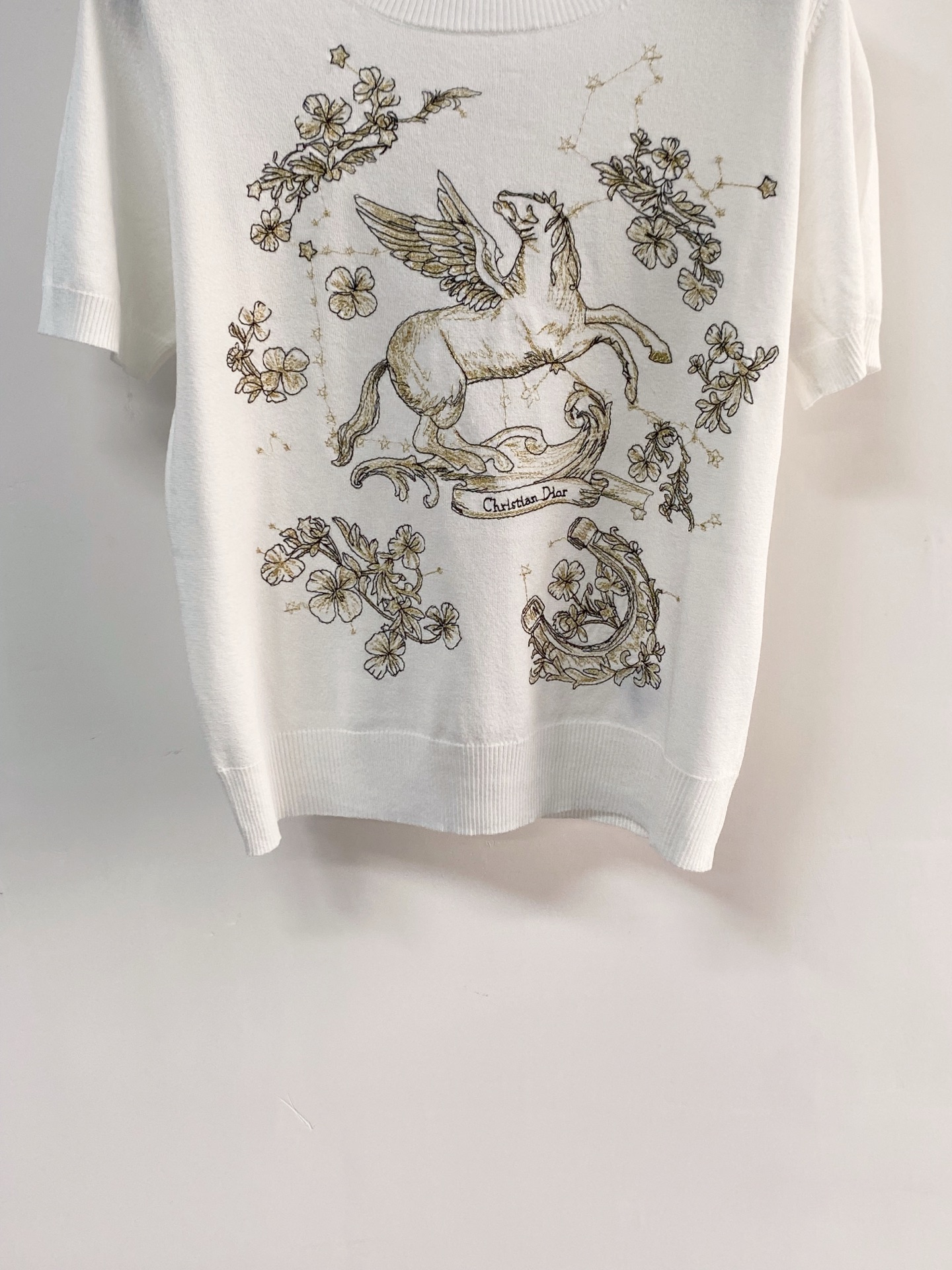 🛒—新款发售— 𝐃𝐢𝐨𝐫 新款 三色短袖 logo图案点缀修饰！上身顯瘦時尚 𝟑色𝟑碼 𝟑𝟔/𝟑𝟖/𝟒𝟎