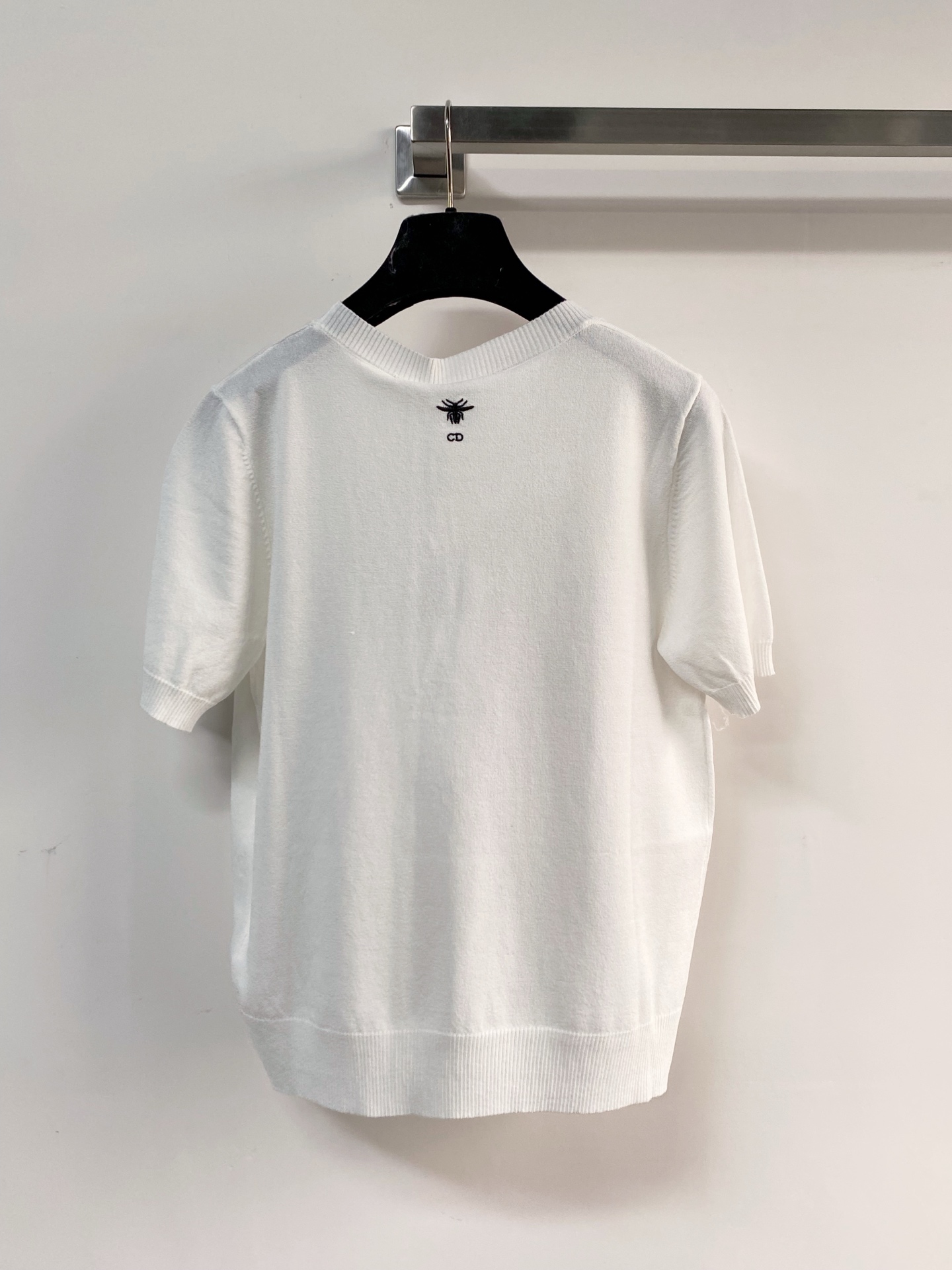 🛒—新款发售— 𝐃𝐢𝐨𝐫 新款 三色短袖 logo图案点缀修饰！上身顯瘦時尚 𝟑色𝟑碼 𝟑𝟔/𝟑𝟖/𝟒𝟎