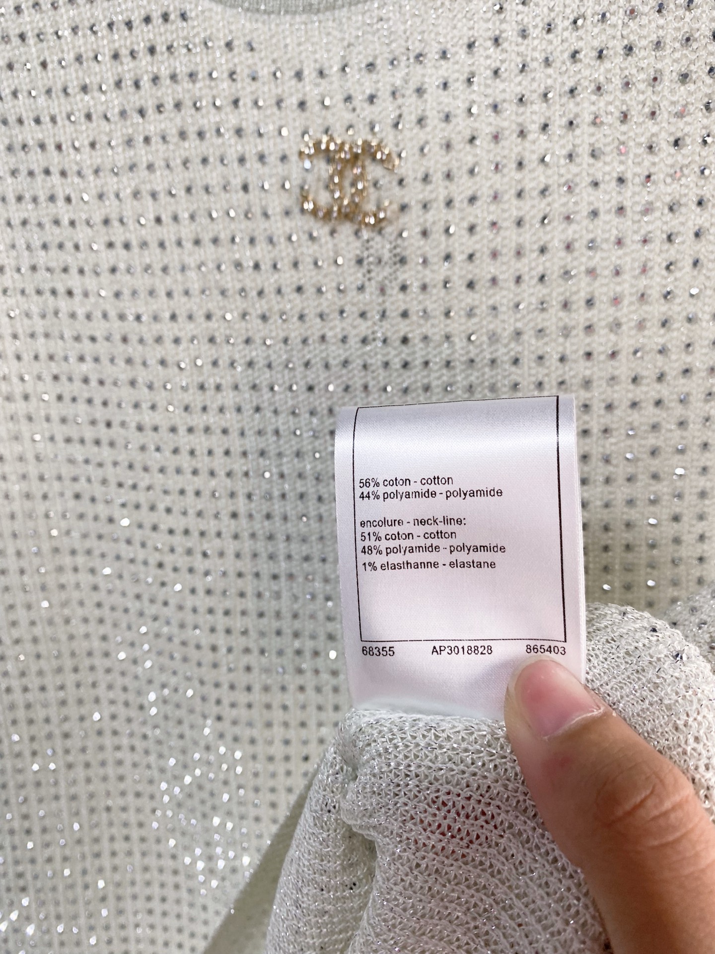 🛒—新款发售— 𝐂𝐡𝐚𝐧𝐞𝐥 新款二色背心 面料透气 logo修饰点缀！上身高级氛围感🈵️🈵️ 𝟐色𝟑碼
