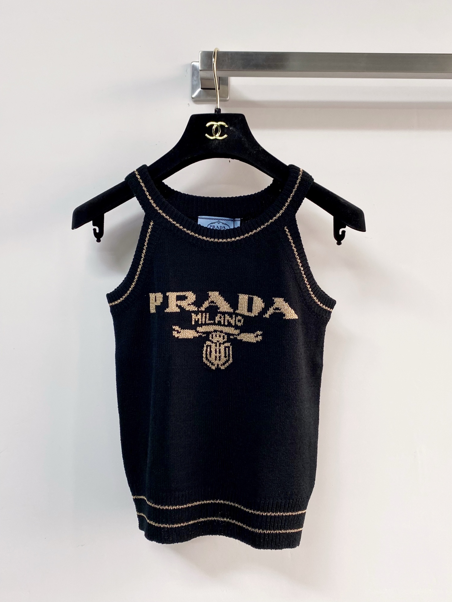 NO:797957,Prada 26 new spring and summer two-color logo printed knitted camisole Logo modification matching! The upper body is slimming and the skin is whitening. Two colors SML, prada,19860909Prada 26春夏新款 二色Logo印花针织吊带背心 Logo修饰搭配！上身显瘦超級显肤白 两色SML,,prada,,Women's clothing