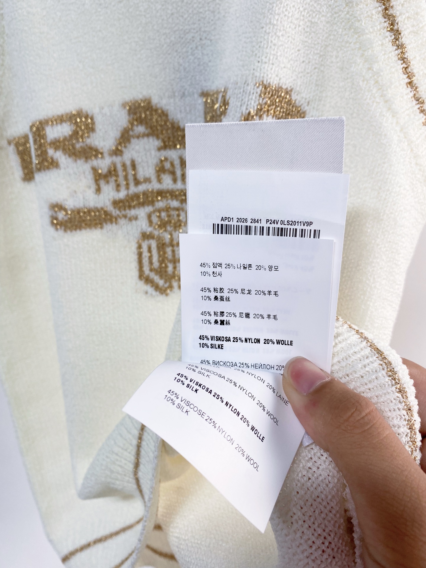 🛒—新款发售— 𝐏𝐫𝐚𝐝𝐚 新款 二色吊带 logo修饰搭配！上身显瘦超級显肤白 𝟐色𝟑碼 𝟑𝟔/𝟑𝟖/