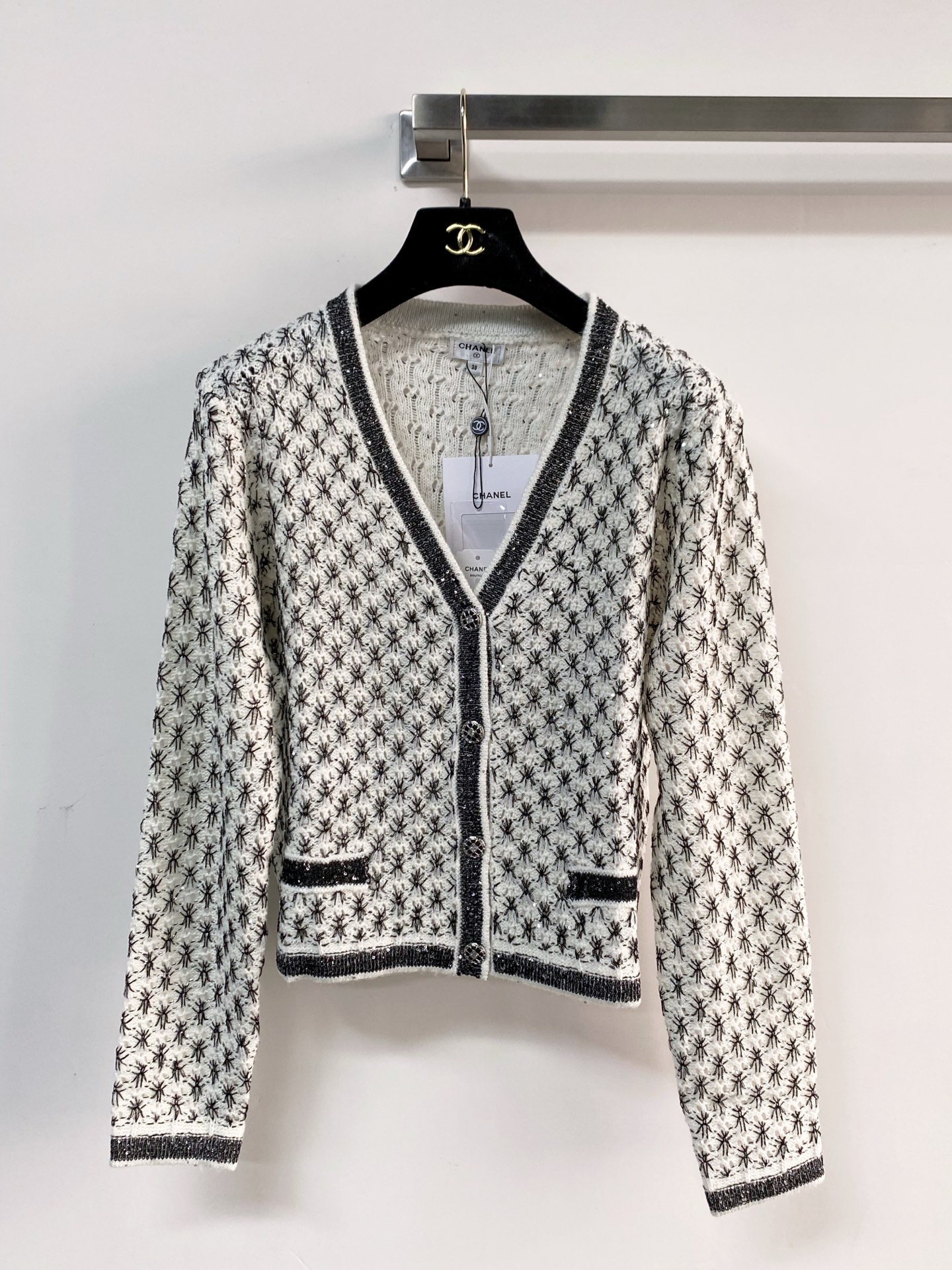 NO:797958,CHANEL 26 spring and summer new style heavy-duty V-neck knitted cardigan, breathable and soft fabric, customized yb buttons, upper body with high-end atmosphere, size SML,,chanel,19860909CHANEL 26春夏新款 重工V领针织开衫 面料透气柔软 定制yb纽扣 上身高级氛围感 码数SML,,chanel,,Women's clothing
