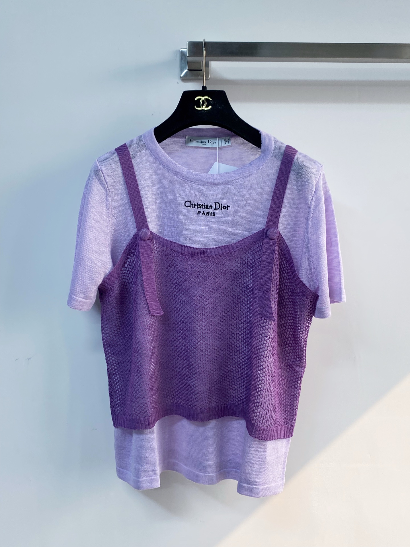 🛒—新款发售— 𝐃𝐢𝐨𝐫 新款 二色短袖 logo图案点缀修饰 上身顯瘦時尚 𝟐色𝟑碼 𝟑𝟔/𝟑𝟖/𝟒𝟎