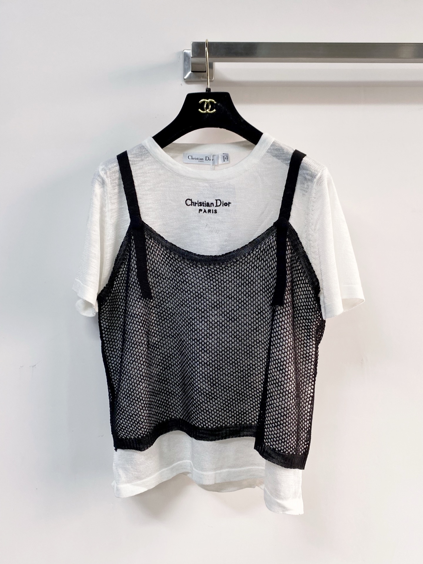 🛒—新款发售— 𝐃𝐢𝐨𝐫 新款 二色短袖 logo图案点缀修饰 上身顯瘦時尚 𝟐色𝟑碼 𝟑𝟔/𝟑𝟖/𝟒𝟎