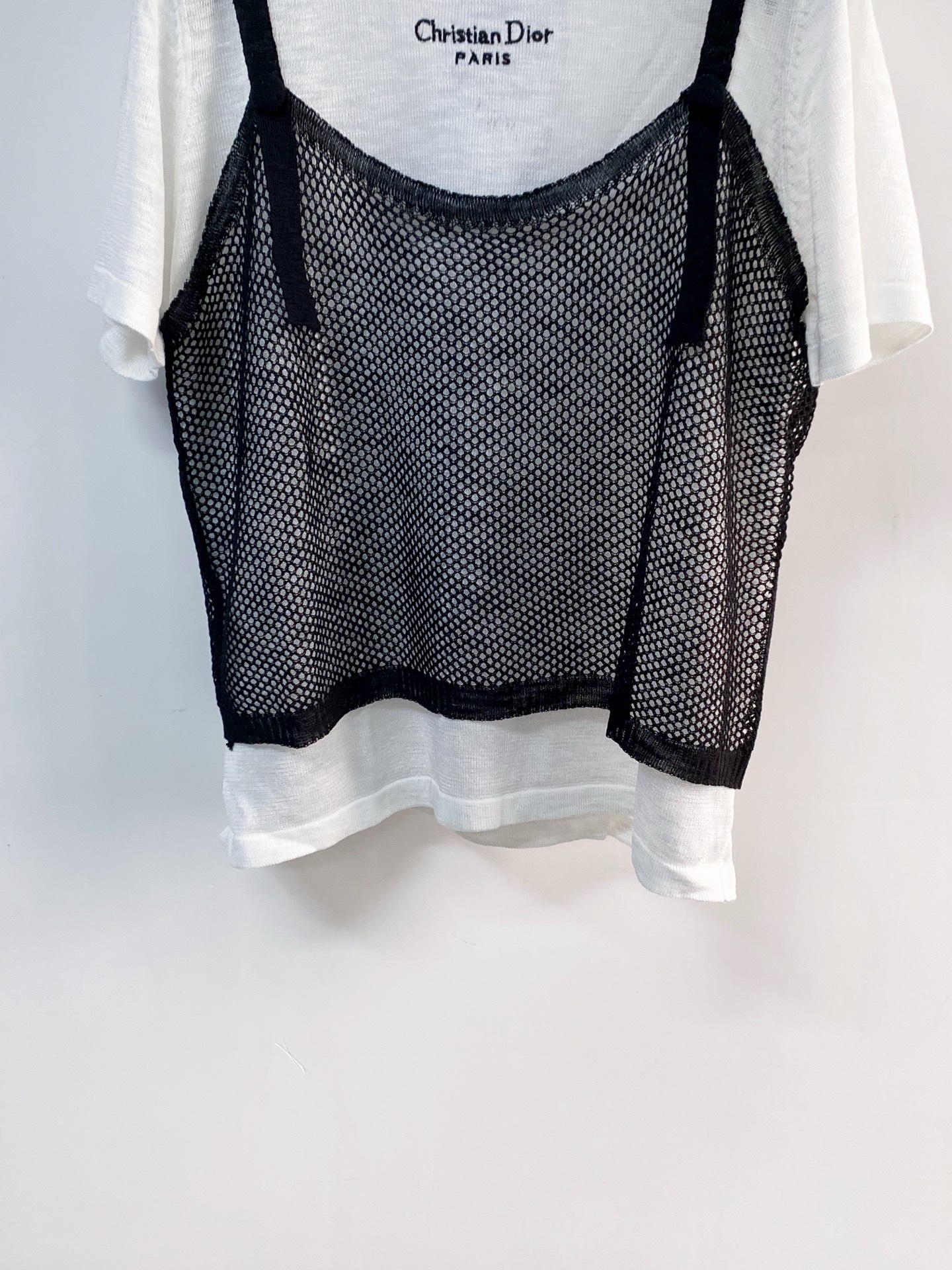🛒—新款发售— 𝐃𝐢𝐨𝐫 新款 二色短袖 logo图案点缀修饰 上身顯瘦時尚 𝟐色𝟑碼 𝟑𝟔/𝟑𝟖/𝟒𝟎