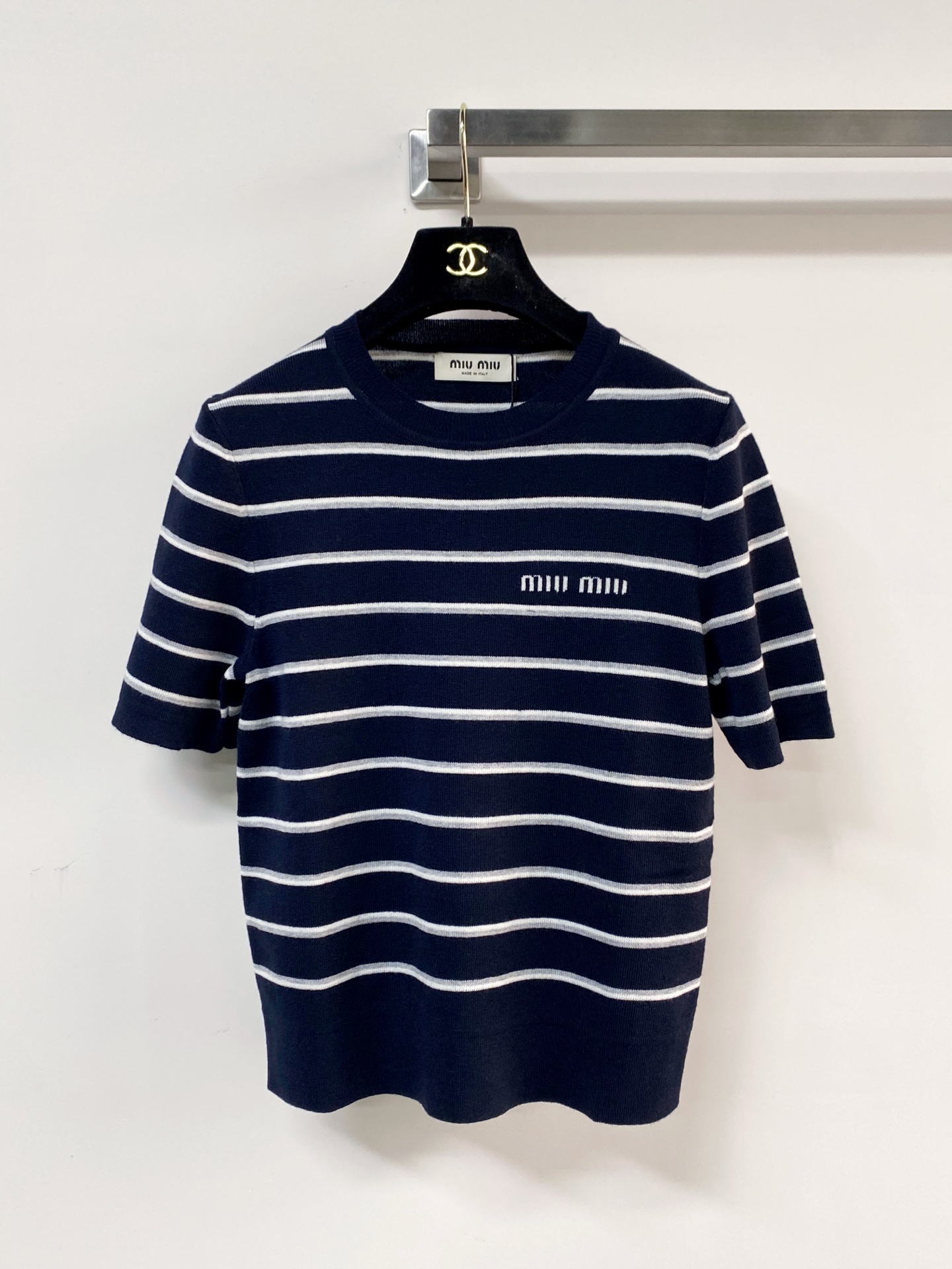 NO:797964,MIUMI* 26 spring and summer new style, three-color striped knitted short-sleeves, logo embellishment on the chest, slimming upper body for age reduction, versatile, three-color SML P,,miumiu,T-shirt,19860909MIUMI* 26春夏新款 三色条纹针织短袖 胸前Logo点缀修饰 减龄上身显瘦百搭 三色SML P,,miumiu,T-shirt,,Women's clothing