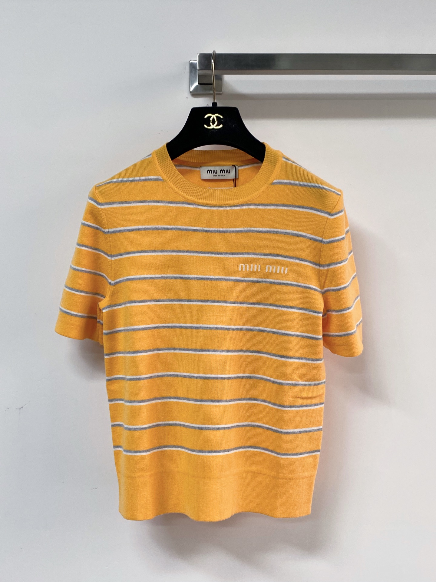 NO:797962,MIUMI* 26 spring and summer new style, three-color striped knitted short-sleeves, logo embellishment on the chest, slimming down the upper body and versatile, three-color SML,,miumiu,T-shirt,19860909MIUMI* 26春夏新款 三色条纹针织短袖 胸前Logo点缀修饰 减龄上身显瘦百搭 三色SML,,miumiu,T-shirt,,Women's clothing