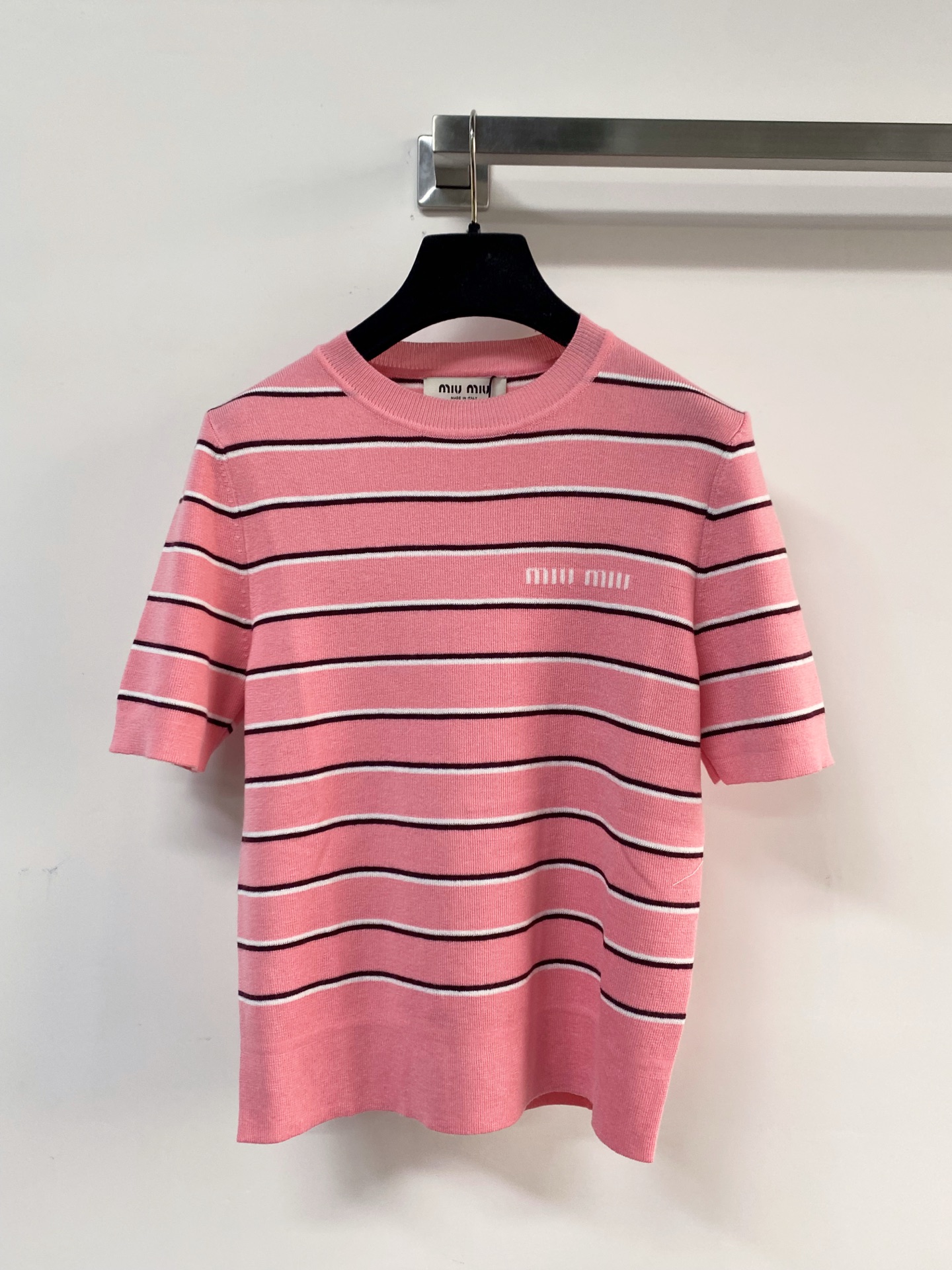 NO:797960,MIUMI* 26 spring and summer new style, three-color striped knitted short-sleeves, logo embellishment on the chest, slimming upper body for age reduction, versatile, three-color SML P,,miumiu,T-shirt,19860909MIUMI* 26春夏新款 三色条纹针织短袖 胸前Logo点缀修饰 减龄上身显瘦百搭 三色SML P,,miumiu,T-shirt,,Women's clothing