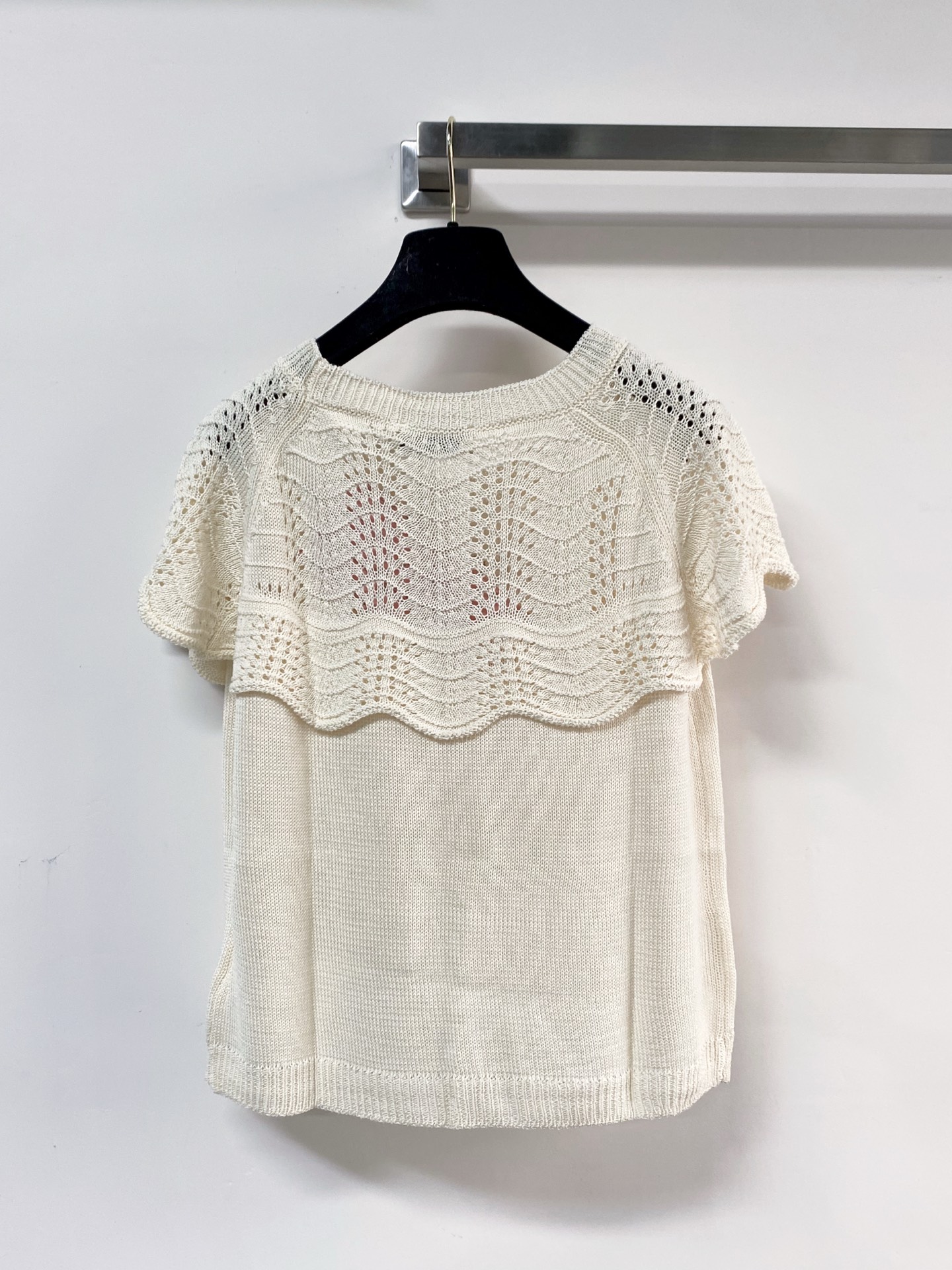 🛒—新款发售— 𝐌𝐢𝐮𝐦𝐢𝐮 新款二色背心 logo点缀修饰 上身显瘦百搭 𝟐色𝟑碼 𝟑𝟔/𝟑𝟖/𝟒𝟎