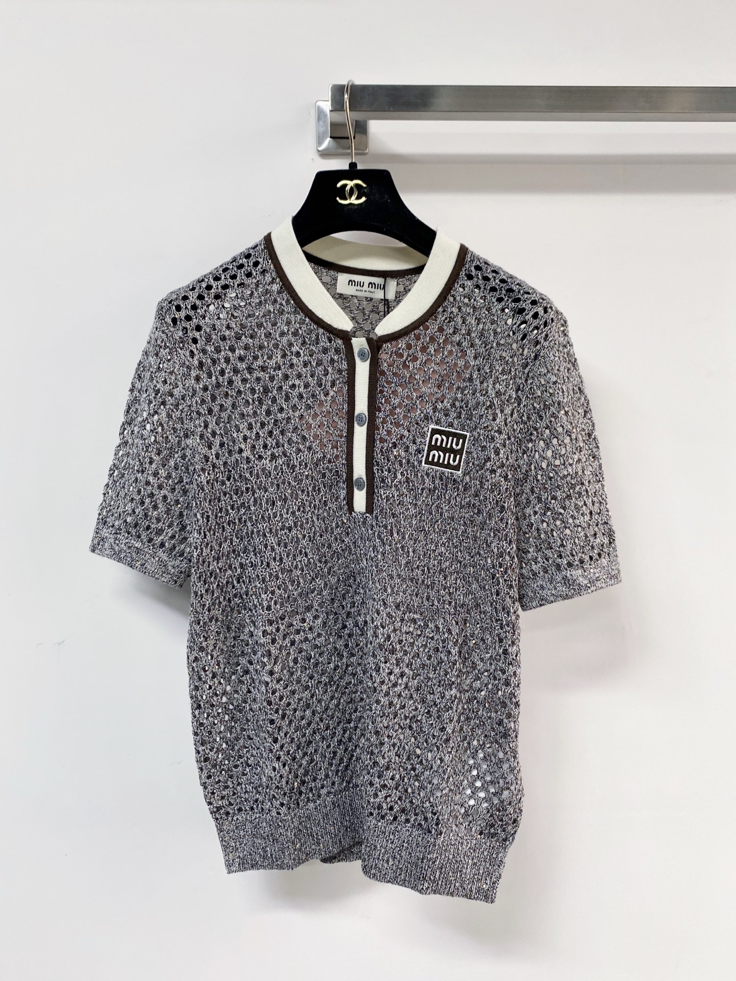 NO:797969,MIUMI* 26 spring and summer new style, two-color hollow half-open collar knitted short-sleeves, logo embellishment on the chest, slimming upper body, versatile, two-color SML,,miumiu,T-shirt,19860909MIUMI* 26春夏新款 二色镂空半开领针织短袖 胸前Logo点缀修饰 上身显瘦百搭 两色SML,,miumiu,T-shirt,,Women's clothing