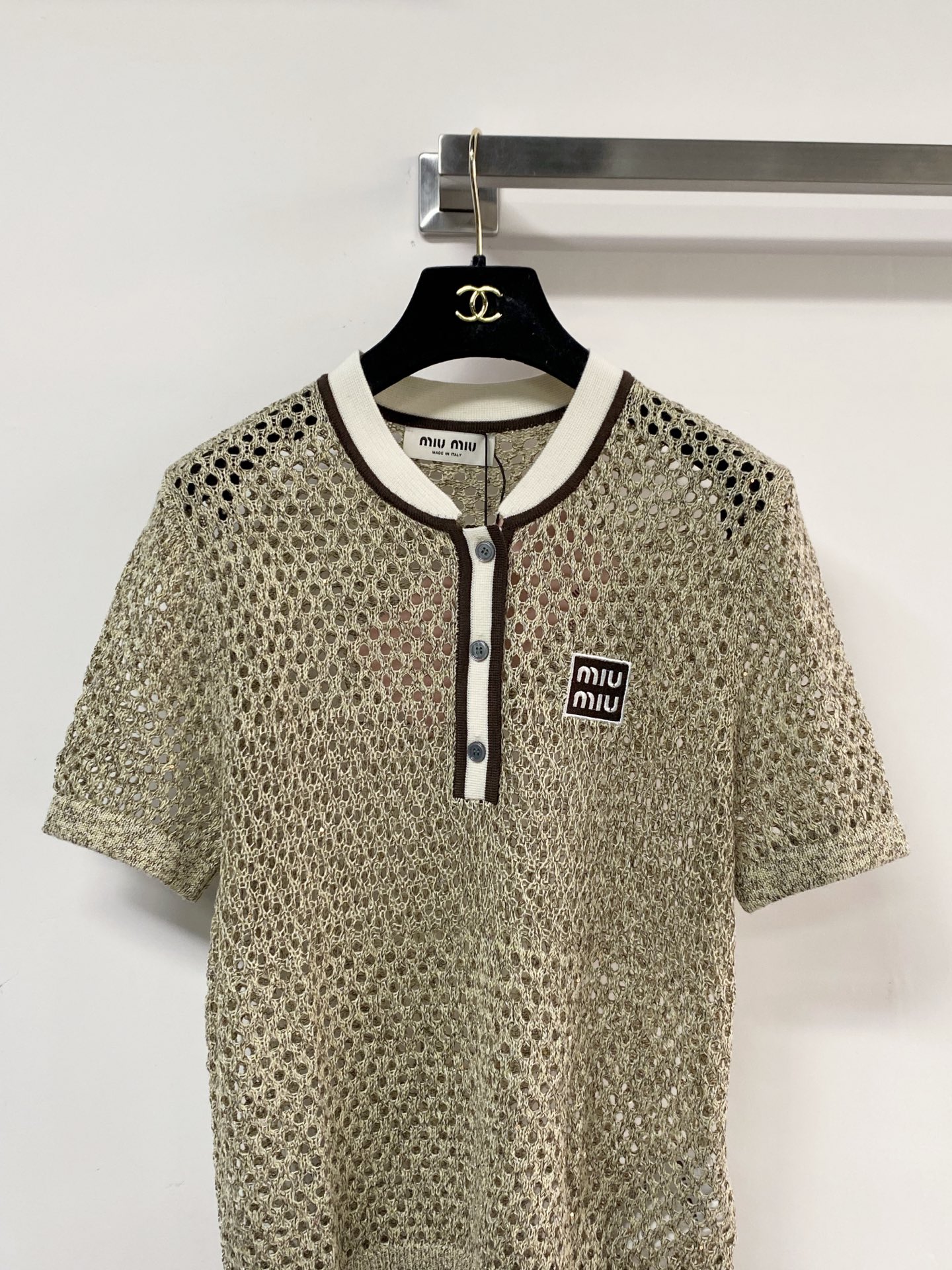 🛒—新款发售— 𝐌𝐢𝐮𝐦𝐢𝐮 新款二色短袖 logo点缀修饰 上身显瘦百搭 𝟐色𝟑碼 𝟑𝟔/𝟑𝟖/𝟒𝟎