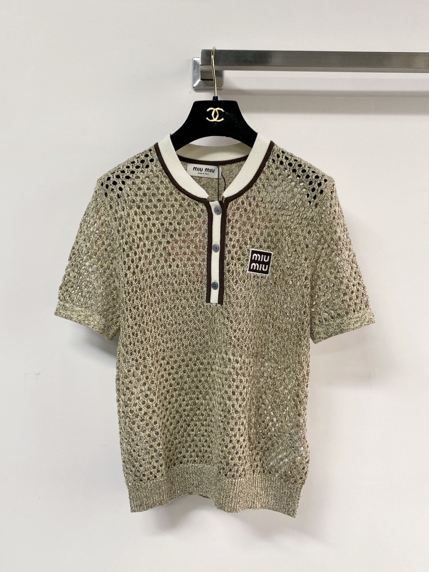 NO:797966,MIUMI* 26 spring and summer new style, two-color hollow half-open collar knitted short-sleeves, logo embellishment on the chest, slimming upper body, versatile, two-color SML P,,miumiu,T-shirt,19860909MIUMI* 26春夏新款 二色镂空半开领针织短袖 胸前Logo点缀修饰 上身显瘦百搭 两色SML P,,miumiu,T-shirt,,Women's clothing
