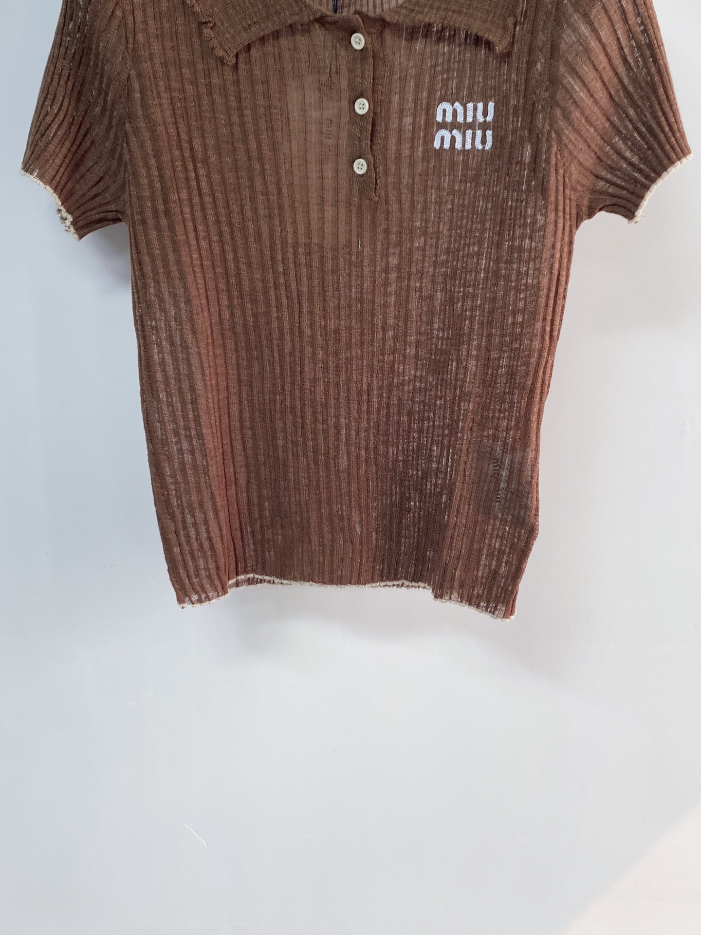 🛒—新款发售— 𝐌𝐢𝐮𝐦𝐢𝐮 新款短袖 logo点缀修饰！减龄上身显瘦百搭 𝟏色𝟑碼 𝟑𝟔/𝟑𝟖/𝟒𝟎