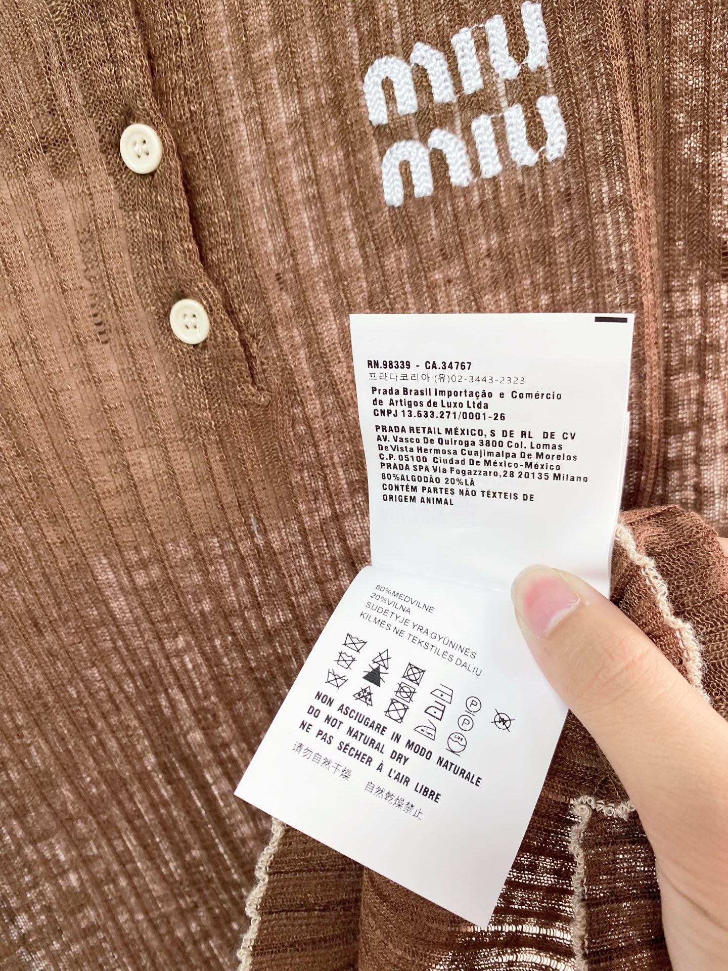 🛒—新款发售— 𝐌𝐢𝐮𝐦𝐢𝐮 新款短袖 logo点缀修饰！减龄上身显瘦百搭 𝟏色𝟑碼 𝟑𝟔/𝟑𝟖/𝟒𝟎