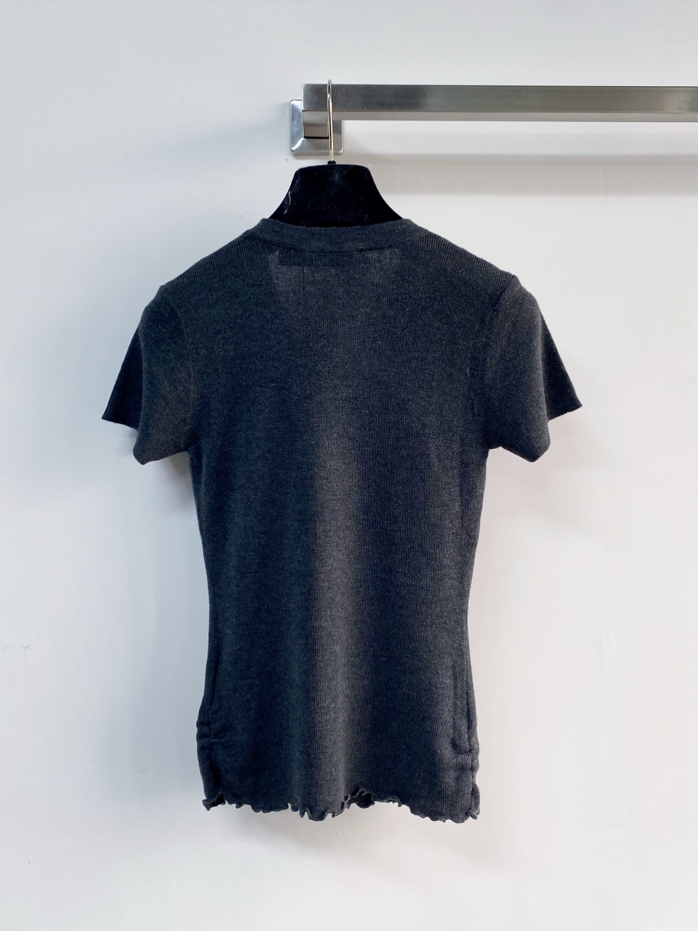🛒—新款发售— 𝐃𝐢𝐨𝐫 新款 三色短袖 logo图案点缀修饰！上身顯瘦時尚 𝟑色𝟑碼 𝟑𝟔/𝟑𝟖/𝟒𝟎
