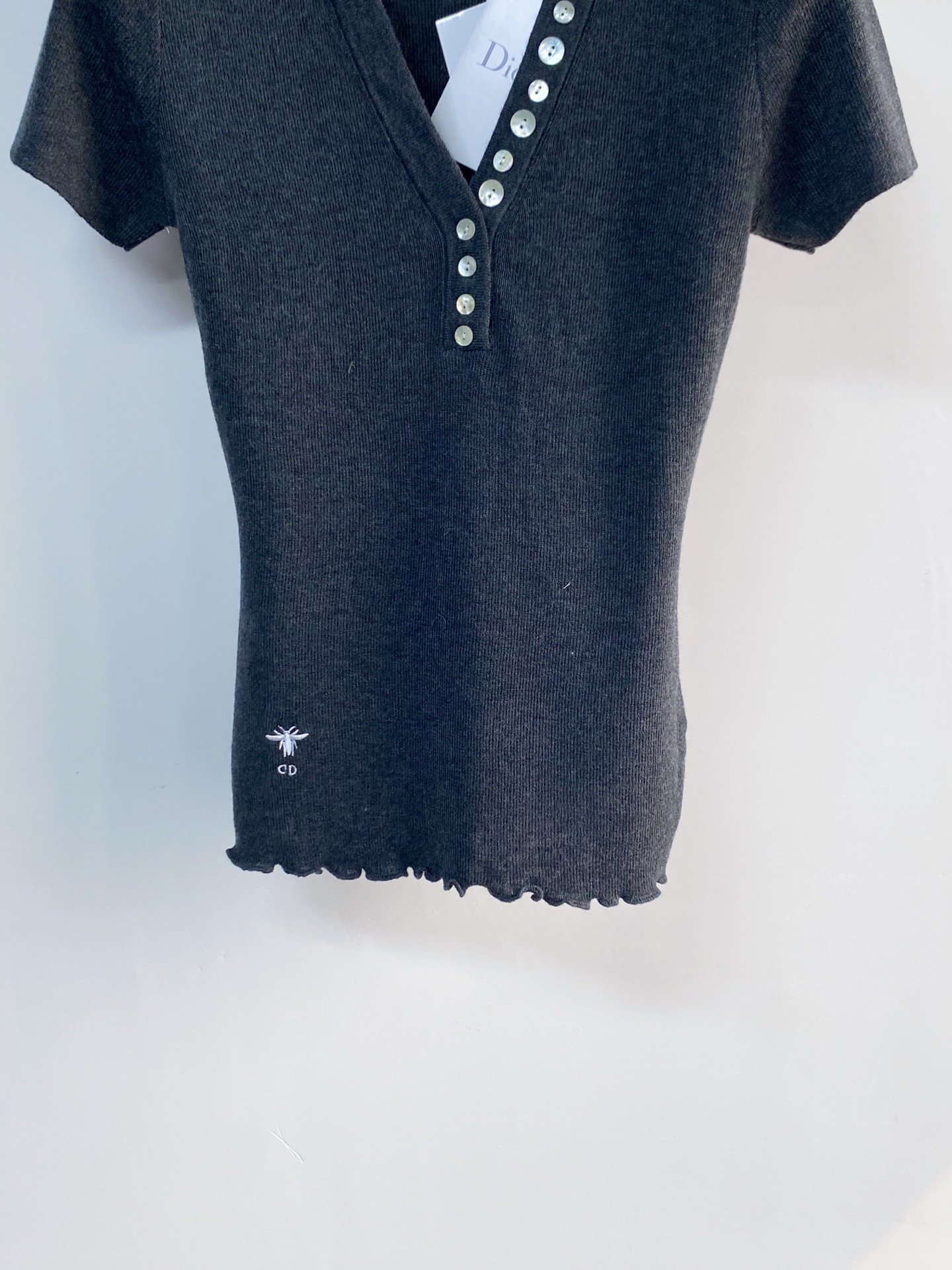 🛒—新款发售— 𝐃𝐢𝐨𝐫 新款 三色短袖 logo图案点缀修饰！上身顯瘦時尚 𝟑色𝟑碼 𝟑𝟔/𝟑𝟖/𝟒𝟎