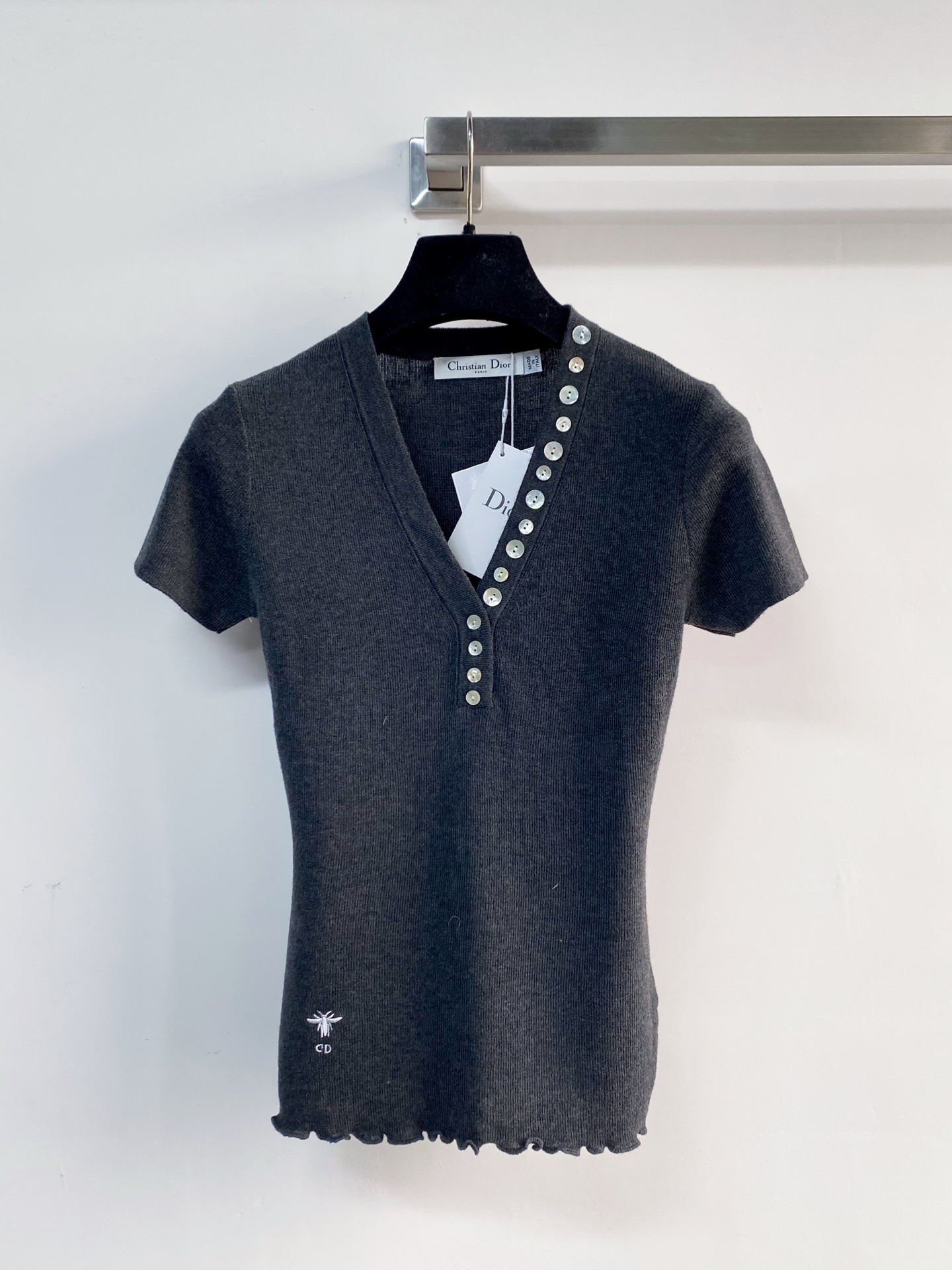 🛒—新款发售— 𝐃𝐢𝐨𝐫 新款 三色短袖 logo图案点缀修饰！上身顯瘦時尚 𝟑色𝟑碼 𝟑𝟔/𝟑𝟖/𝟒𝟎