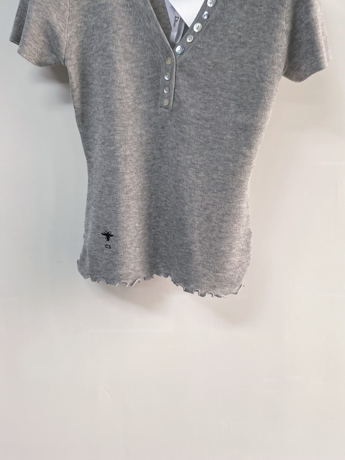 🛒—新款发售— 𝐃𝐢𝐨𝐫 新款 三色短袖 logo图案点缀修饰！上身顯瘦時尚 𝟑色𝟑碼 𝟑𝟔/𝟑𝟖/𝟒𝟎