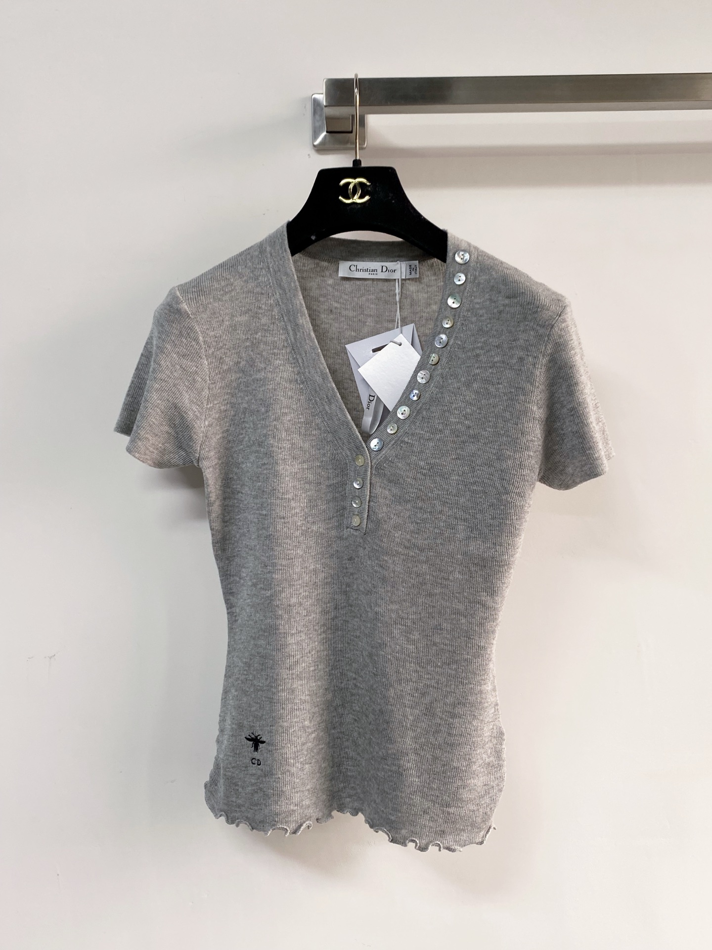 🛒—新款发售— 𝐃𝐢𝐨𝐫 新款 三色短袖 logo图案点缀修饰！上身顯瘦時尚 𝟑色𝟑碼 𝟑𝟔/𝟑𝟖/𝟒𝟎