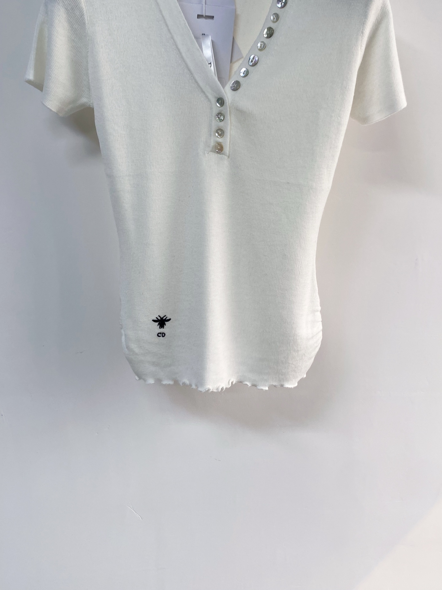 🛒—新款发售— 𝐃𝐢𝐨𝐫 新款 三色短袖 logo图案点缀修饰！上身顯瘦時尚 𝟑色𝟑碼 𝟑𝟔/𝟑𝟖/𝟒𝟎