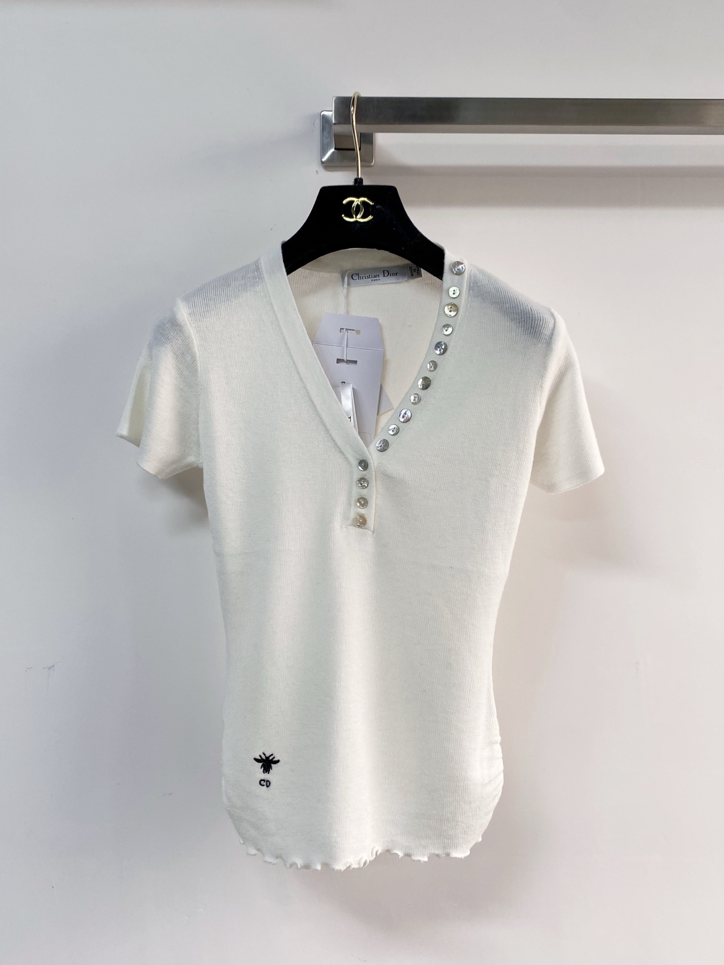 🛒—新款发售— 𝐃𝐢𝐨𝐫 新款 三色短袖 logo图案点缀修饰！上身顯瘦時尚 𝟑色𝟑碼 𝟑𝟔/𝟑𝟖/𝟒𝟎