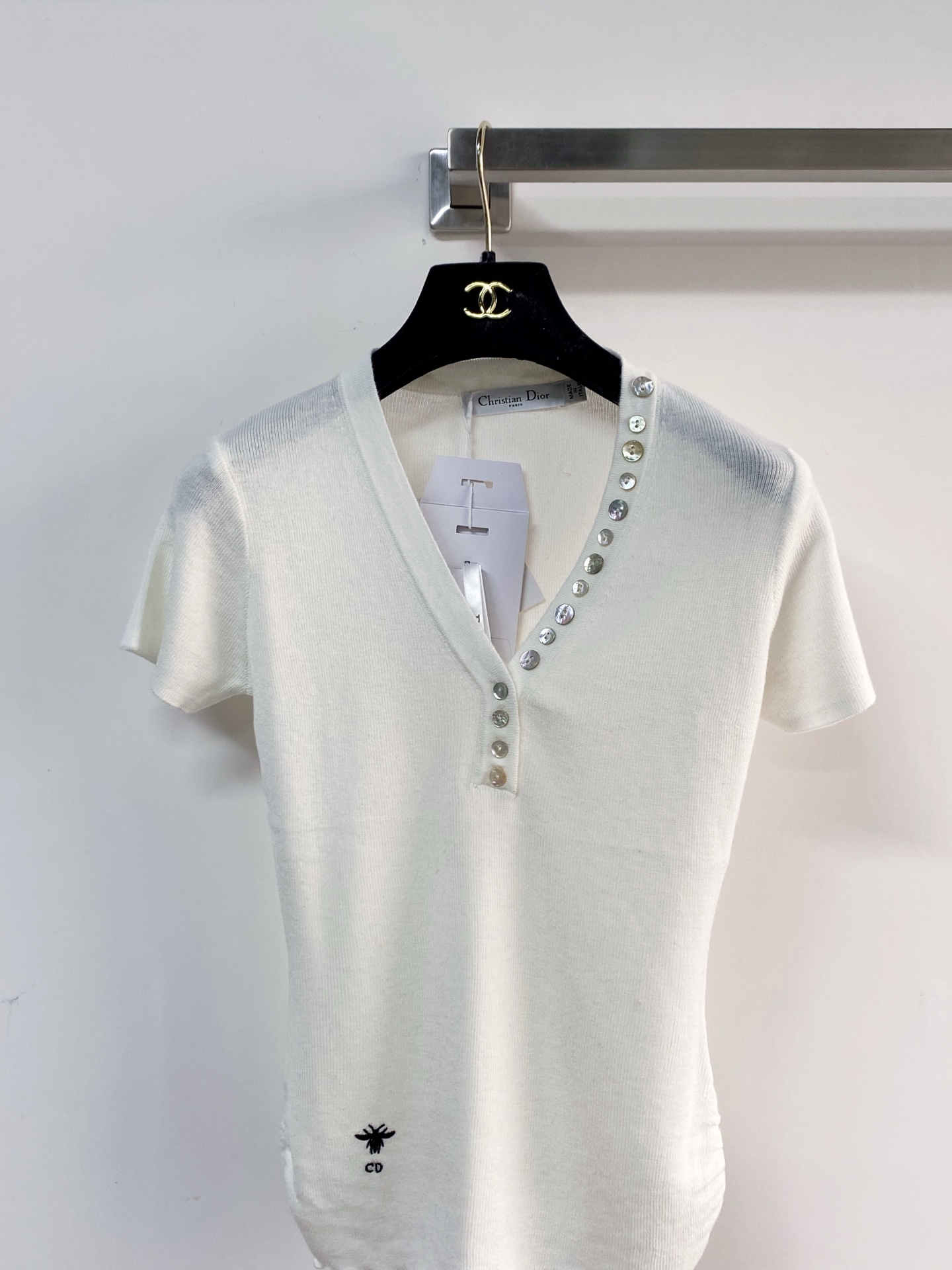 🛒—新款发售— 𝐃𝐢𝐨𝐫 新款 三色短袖 logo图案点缀修饰！上身顯瘦時尚 𝟑色𝟑碼 𝟑𝟔/𝟑𝟖/𝟒𝟎
