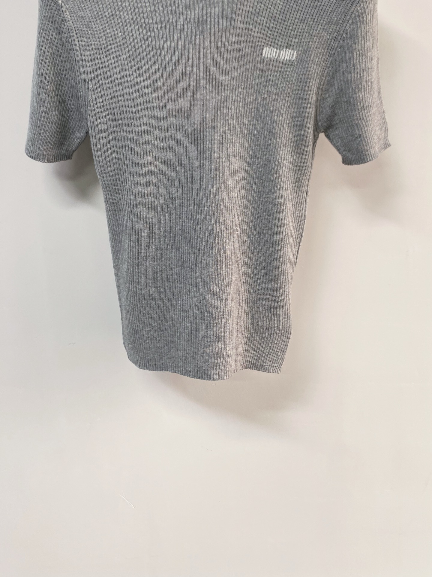 🛒—新款发售— 𝐌𝐢𝐮𝐦𝐢𝐮 新款三色短袖 logo点缀修饰 减龄上身显瘦百搭 𝟑色𝟑碼 𝟑𝟔/𝟑𝟖/𝟒