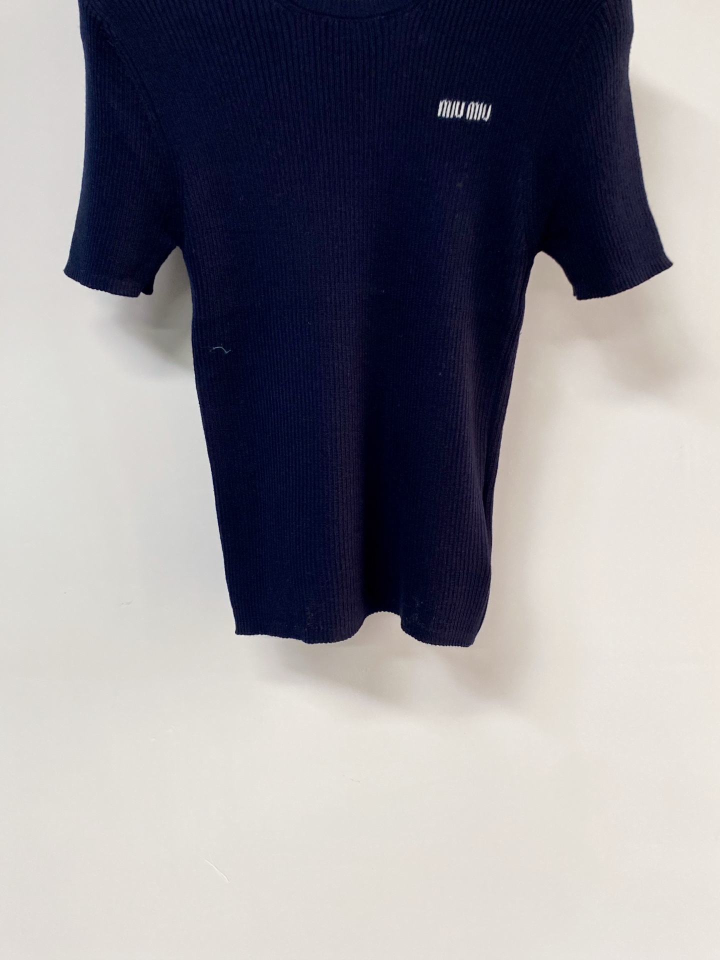 🛒—新款发售— 𝐌𝐢𝐮𝐦𝐢𝐮 新款三色短袖 logo点缀修饰 减龄上身显瘦百搭 𝟑色𝟑碼 𝟑𝟔/𝟑𝟖/𝟒