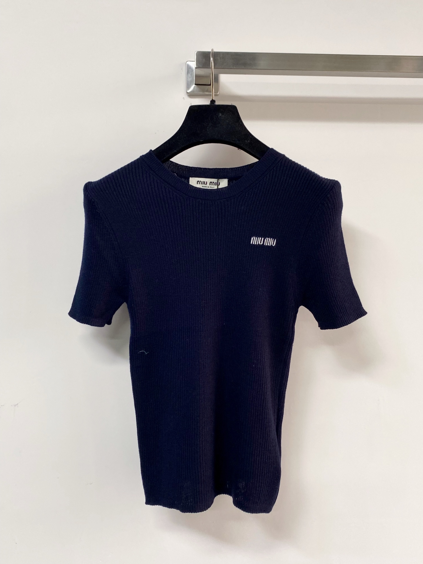 🛒—新款发售— 𝐌𝐢𝐮𝐦𝐢𝐮 新款三色短袖 logo点缀修饰 减龄上身显瘦百搭 𝟑色𝟑碼 𝟑𝟔/𝟑𝟖/𝟒