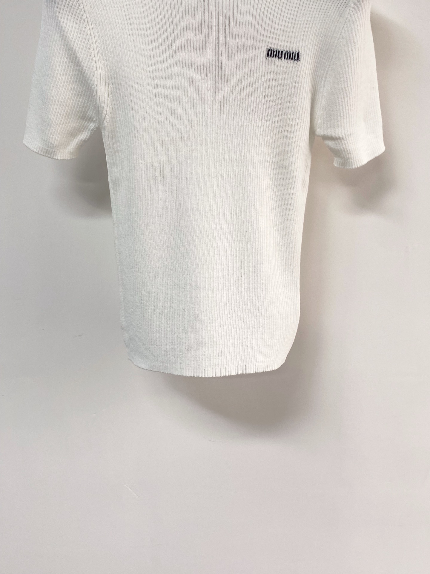 🛒—新款发售— 𝐌𝐢𝐮𝐦𝐢𝐮 新款三色短袖 logo点缀修饰 减龄上身显瘦百搭 𝟑色𝟑碼 𝟑𝟔/𝟑𝟖/𝟒