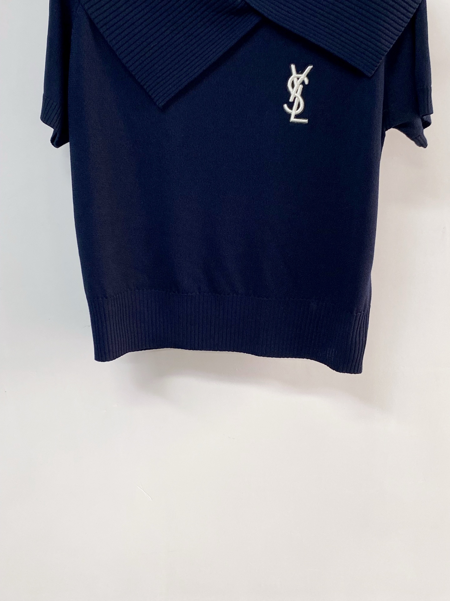 🛒—新款发售— 𝐘𝐒𝐋 新款二色短袖 高級時尚精品 精美logo高级点缀 上身显瘦舒适 𝟐色𝟑碼 𝟑𝟔/
