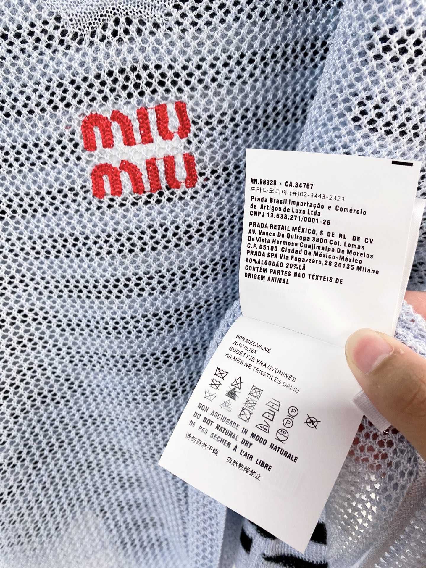 🛒—新款发售— 𝐌𝐢𝐮𝐦𝐢𝐮 新款二色背心 logo点缀修饰 上身显瘦百搭 𝟐色𝟑碼 𝟑𝟔/𝟑𝟖/𝟒𝟎