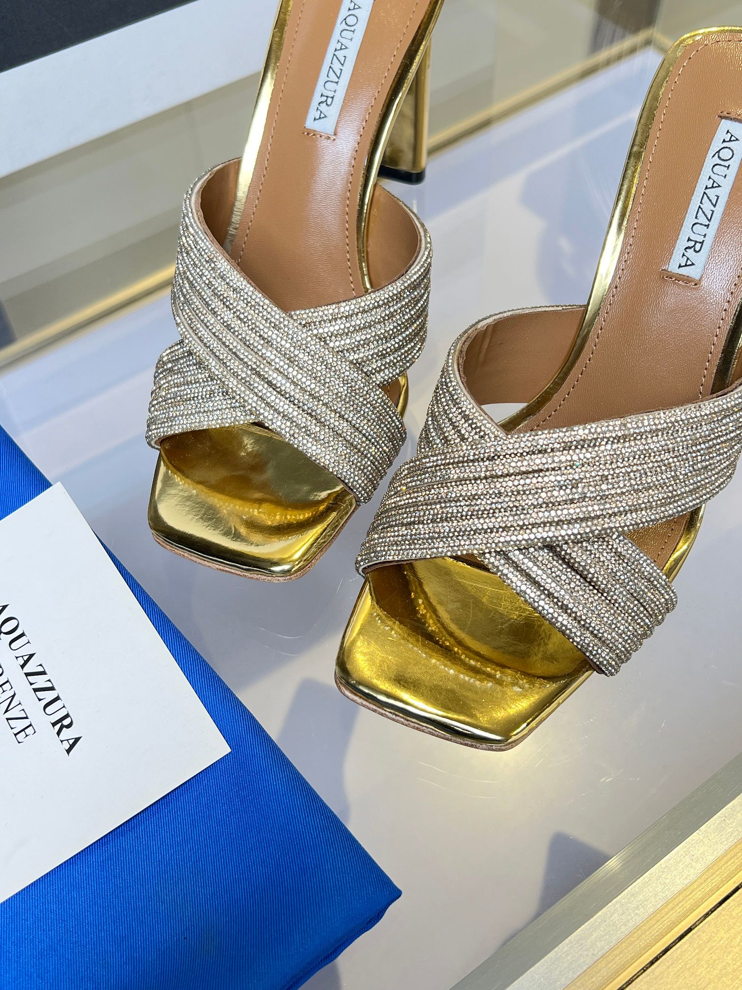 NO:232323,New AQUAZZURA Fish Mouth Hot Diamond High Heels ●━━━━━━────────────────────────────────────────────────────────────────────────────────────────────────────────────────────────────────────────────────────────────� **Applicable scenarios and matching suggestions** - **Date dinner**Pair with slim dresses, diamonds flash like stars, becoming the focus of the whole audience. - **Work commuting**With suits or skirts, low-key and exquisite, full aura. - **Seaside vacation**Light, non-slip bottom   beach long skirt, both romantic and practical. Materials water-dyed silk, inner, footbed, water-dyed sheepskin, outsole Italian leather outsole, heels, height 9 counter packaging, full set of original version packaging, hot sale overseas ize. ｜35-41 (35 42 customized)◣, high heels, sandals, high heels, slippers, business suit, sheepskin, Leather soles19860909上新 AQUAZZURA 鱼嘴烫钻高跟鞋 ●━━━━━──────────── 1. **璀璨钻链,细节至美**  - 鞋面镶嵌多颗**捷克圆钻**,鉆条式设计如星河缠绕脚踝,璀璨不浮夸,举手投足间尽显女神气场.  复古与现代碰撞,适配法式裙装、职场通勤,轻松驾驭多种风格.  2. **小扁跟设计,舒适与气场并存**  扁跟**隐形拉长腿部线条,步履轻盈稳健,久穿不累脚.  ,适合逛街、度假等场景.  3 **透气亲肤,夏日清爽**  4. **两穿设计,百搭随心**  慵懒拖鞋,一鞋解锁居家、沙滩、宴会多场景.  **适用场景与搭配建议**  - **约会晚宴**搭配修身连衣裙,钻條闪烁如星光,成为全场焦点.  - **职场通勤**配西装裤装或半裙,低调中透出精致,气场全开.  - **海边度假**轻盈防滑底 沙滩长裙,浪漫与实用兼具.  材料水染絲綢 内里、垫脚水染羊皮  大底意大利真皮大底  跟高9 专柜包装 包装全套原版本包装热销海外 ize. ｜35-41（35 42定制）◣,高跟鞋凉鞋,sandals,high heels,slippers,skirts,business suit,sheepskin,Leather soles,Women's Shoes