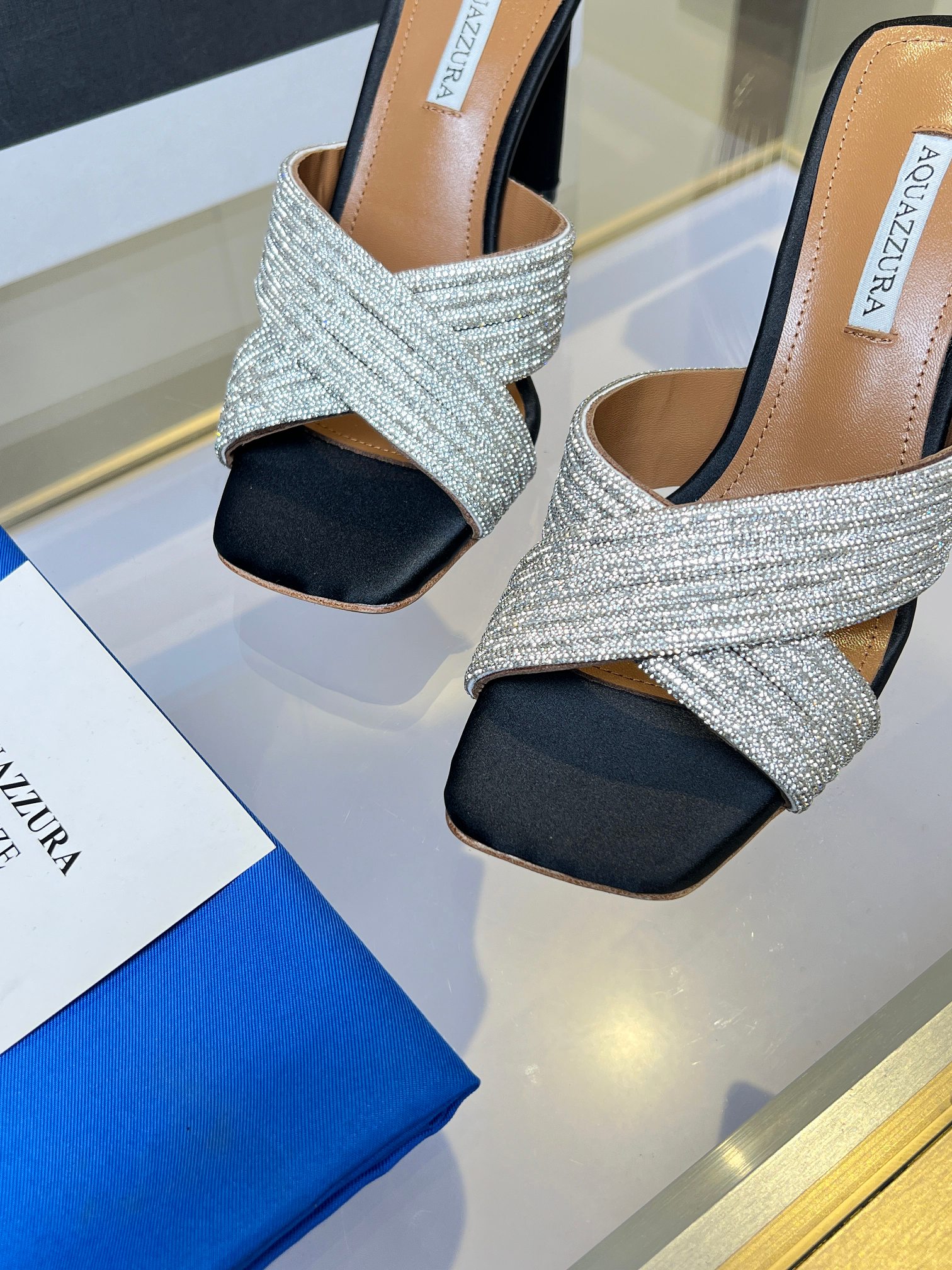 NO:227590,2025 Light luxury diamond strips, small flat heel sandals, define the elegance of the toe, core selling points** 1. **Bright diamond chain, the details are beautiful** - The upper is inlaid with multiple Czech round diamonds, the diamond style design is like a galaxy wrapping the ankle, dazzling and not exaggerated, showing the goddess' aura in every move. Retro and modern collision, suitable for French skirts, workplace commuting, and easy to control a variety of styles. 2. **Small flat heel design, comfort and aura coexist** Flat heel** Invisible lengthening the leg lines, light and steady steps, and not tired of footwear for a long time. , suitable for shopping, vacation and other scenarios. 3 **Breathable and skin-friendly, refreshing in summer** 4. **Two-wear design, versatile and casual** Lazy slippers, one shoe unlocks multiple scenes at home, beach, and banquets. **Applicable scenes and matching suggestions** - **Date dinner**Paired with a slim dress, the diamonds are like stars, becoming the focus of the audience. - **Work commuting**With suits or skirts, low-key and exquisite, full aura. - **Seaside vacation**Light, non-slip bottom   beach long skirt, both romantic and practical. Materials water-dyed silk, inner, footbed, water-dyed sheepskin, outsole Italian leather outsole, heels, height 9 counter packaging, full set of original version packaging, hot sale overseas ize. ｜35-41 (35 42 customized)◣, high heels, high heels, slippers, business suit, sheepskin, Leather soles198609092025 輕奢鉆條,小扁跟涼拖,定義足尖優雅, 核心卖点**  1. **璀璨钻链,细节至美**  - 鞋面镶嵌多颗**捷克圆钻**,鉆条式设计如星河缠绕脚踝,璀璨不浮夸,举手投足间尽显女神气场.  复古与现代碰撞,适配法式裙装、职场通勤,轻松驾驭多种风格.  2. **小扁跟设计,舒适与气场并存**  扁跟**隐形拉长腿部线条,步履轻盈稳健,久穿不累脚.  ,适合逛街、度假等场景.  3 **透气亲肤,夏日清爽**  4. **两穿设计,百搭随心**  慵懒拖鞋,一鞋解锁居家、沙滩、宴会多场景.  **适用场景与搭配建议**  - **约会晚宴**搭配修身连衣裙,钻條闪烁如星光,成为全场焦点.  - **职场通勤**配西装裤装或半裙,低调中透出精致,气场全开.  - **海边度假**轻盈防滑底 沙滩长裙,浪漫与实用兼具.  材料水染絲綢 内里、垫脚水染羊皮  大底意大利真皮大底  跟高9 专柜包装 包装全套原版本包装热销海外 ize. ｜35-41（35 42定制）◣,高跟鞋,high heels,slippers,skirts,business suit,sheepskin,Leather soles,Women's Shoes