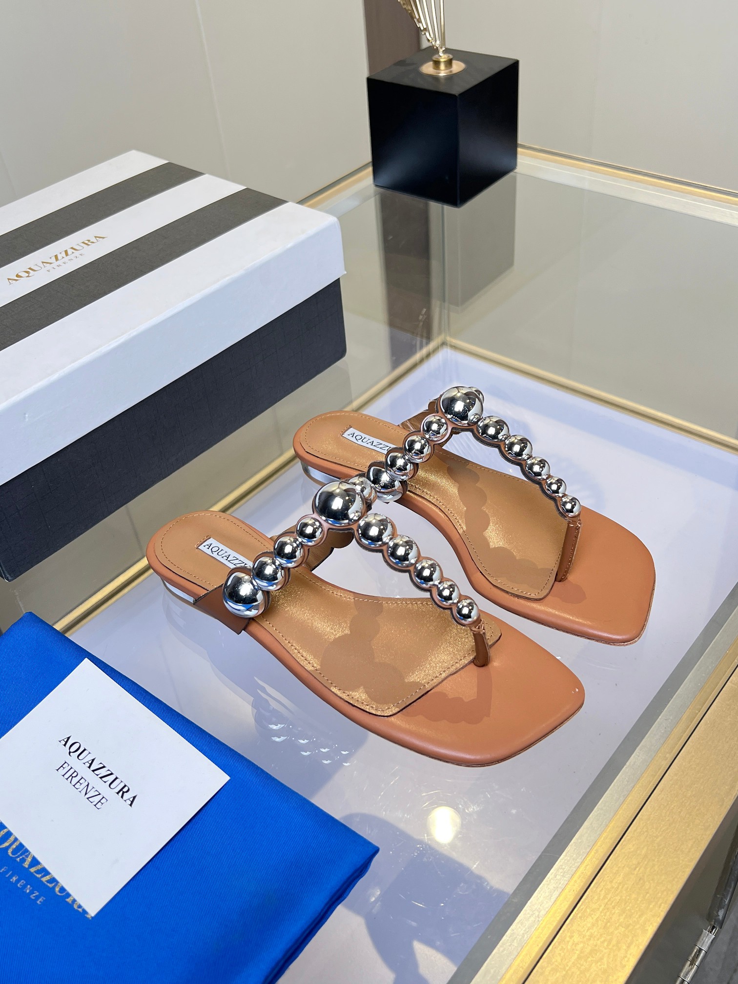 NO:227532,2025 [Unlock the charm of sex｜This pair of nail shoes will make you feel fashionable every step! 】 **Break the convention and be your own cool girl** Rivet sharp × flat bottom comfort, perfect balance of rebellion and elegance!  Metal elements collide with minimalist shoe styles, and you can slay the whole audience during daily commuting. Paired with jeans, short skirts, and suit pants, instantly enhance the layering of the outfit! **【Why choose it? 】** ** Top layer cowhide   sheepskin inner **｜ Soft and not grinding feet, still light when walking for 8 hours ** Customized cushioning insoles**｜3cm height increases, quietly stretched legs ** Reinforced anti-slip sole**｜ Rounded corner rivets anti-kick design, wear-resistant and anti-spraying without spraining ankle ** Scene adaptation MAX** Dating and striking without losing aura | Workplace fighting without losing aura | Traveling and walking without tiring - this pair of shoes understand your ambition ** Wear shoes that don't cater to shoes, walk the road without limit ** Every step you should emit a radiant light Material water dye silk Inner, foot pad water dye sheepskin Outsole Italian leather outsole Heel height 3 Special counter packaging Packaging full set of original version packaging hot sale overseas ize. ｜35-41 (35 42 Customized)◣, split-toed shoes, skirts, jeans, business suit, cowhide, sheepskin, Leather soles198609092025【解锁率性魅力｜这双钉子鞋,让你步步生风！】 **打破常规,做自己的酷女孩**  铆钉锋芒×平底舒适,叛逆与优雅的完美平衡！  金属元素碰撞极简鞋型,日常通勤也能slay全场,  搭配牛仔裤、短裙、西装裤,瞬间提升穿搭层次感！ **【为什么选它？】**  **头层牛皮 羊皮内里**｜柔软不磨脚,暴走8小时依然轻盈  **定制缓震鞋垫**｜3cm增高,悄咪咪拉长腿型  **加固防滑鞋底**｜圆角铆钉防踢设计,耐磨抗造不崴脚  **场景适配MAX**  约会踩点不狼狈｜职场厮杀不输气场｜旅行暴走不喊累  ——这双鞋懂你的野心 **穿不迎合的鞋,走不设限的路**  你的每一步,都该散发率性光芒 材料水染絲綢 内里、垫脚水染羊皮  大底意大利真皮大底  跟高3 专柜包装 包装全套原版本包装热销海外 ize. ｜35-41（35 42定制）◣,分趾鞋,skirts,jeans,business suit,cowhide,sheepskin,Leather soles,Women's Shoes