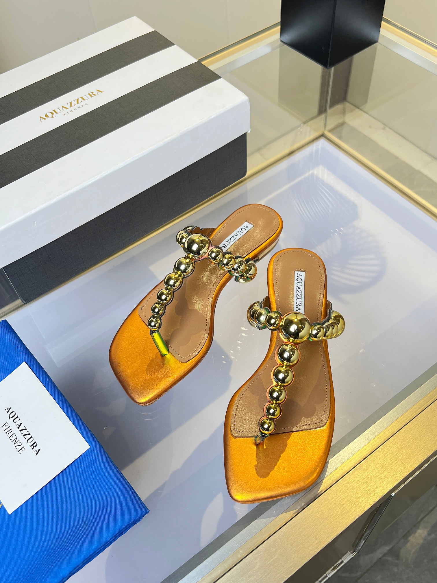 NO:232334,New AQUAZZURA round-toe design foot-clip slippers ●━━━━━─────────────────────────────�   Metal elements collide with minimalist shoe styles, and you can slay the whole audience during daily commuting. Paired with jeans, short skirts, and suit pants, instantly enhance the layering of the outfit! **【Why choose it? 】** ** Top layer cowhide   sheepskin inner **｜ Soft and not grinding feet, still light when walking for 8 hours ** Customized cushioning insoles**｜3cm**, quietly stretched legs ** Reinforced anti-slip sole**｜ Rounded corner rivets Anti-kick design, wear-resistant and anti-spraying without spraining ankle ** Scene adaptation MAX** Dating and striking without losing aura | Workplace fighting without losing aura | Traveling and walking without tiring - this pair of shoes understand your ambition ** Wear shoes that don't cater to shoes, walk the road without limit ** Every step you should emit a radiant light Material water dye silk Inner, foot pad water dye sheepskin Outsole Italian leather outsole Heel height 3 Counter packaging Packaging full set of original version packaging hot-selling overseas ize. ｜35-41 (35 42 Customized)◣, split-toe shoes, slippers, skirts, jeans, business suit, cowhide, sheepskin, Leather soles19860909上新 AQUAZZURA 圆头设计夹脚拖鞋 ●━━━━━──────────── 铆钉锋芒×平底舒适,叛逆与优雅的完美平衡！  金属元素碰撞极简鞋型,日常通勤也能slay全场,  搭配牛仔裤、短裙、西装裤,瞬间提升穿搭层次感！ **【为什么选它？】**  **头层牛皮 羊皮内里**｜柔软不磨脚,暴走8小时依然轻盈  **定制缓震鞋垫**｜3cm**,悄咪咪拉长腿型  **加固防滑鞋底**｜圆角铆钉防踢设计,耐磨抗造不崴脚  **场景适配MAX**  约会踩点不狼狈｜职场厮杀不输气场｜旅行暴走不喊累  ——这双鞋懂你的野心 **穿不迎合的鞋,走不设限的路**  你的每一步,都该散发率性光芒 材料水染絲綢 内里、垫脚水染羊皮  大底意大利真皮大底  跟高3 专柜包装 包装全套原版本包装热销海外 ize. ｜35-41（35 42定制）◣,分趾鞋,slippers,skirts,jeans,business suit,cowhide,sheepskin,Leather soles,Women's Shoes