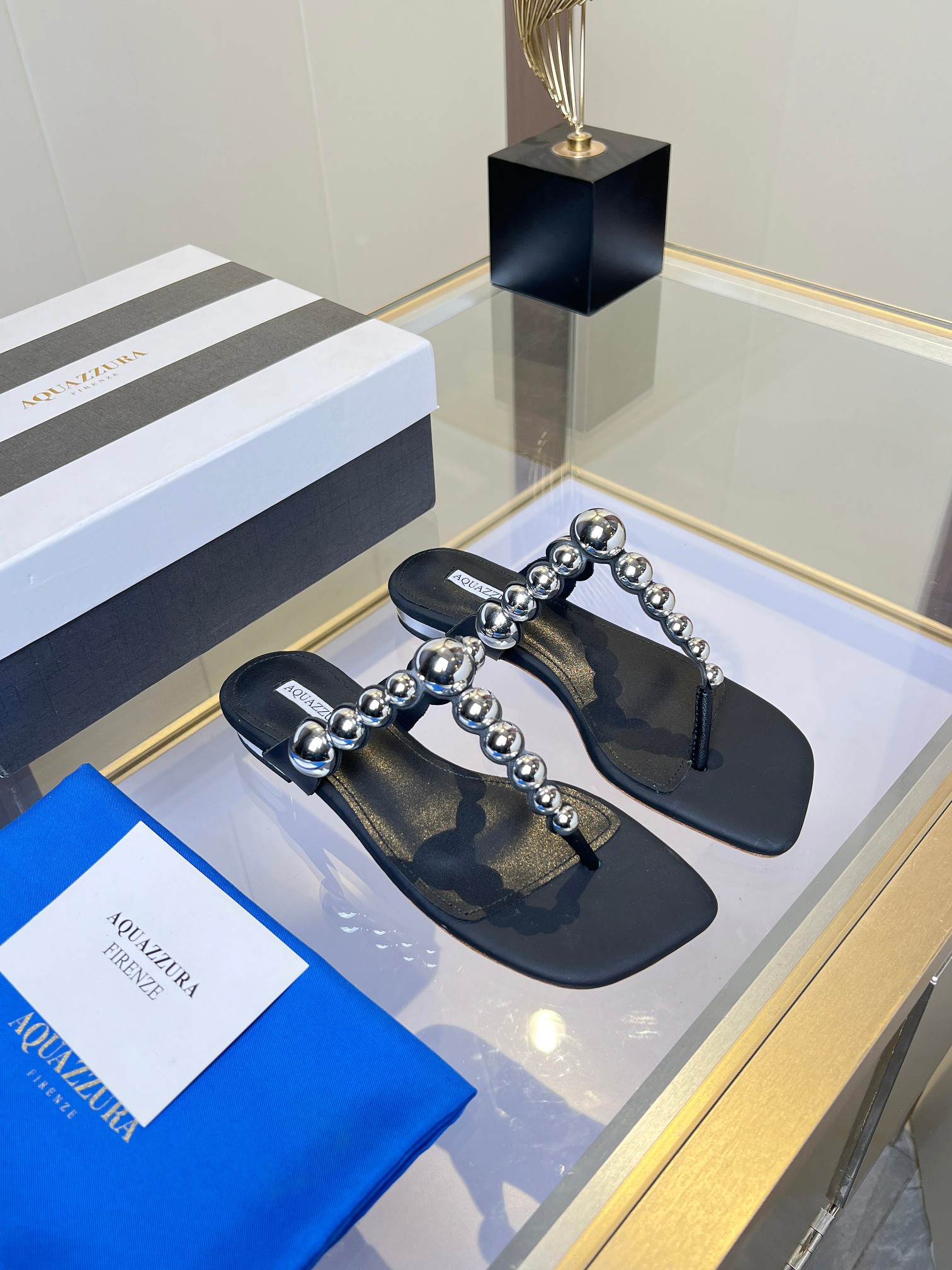 NO:232336,New AQUAZZURA brand rivet round-toe foot slippers ●━━━━━────────────────────────────────────────────────────────────────────────�   Metal elements collide with minimalist shoe styles, and you can slay the whole audience during daily commuting. Paired with jeans, short skirts, and suit pants, instantly enhance the layering of the outfit! **【Why choose it? 】** ** Top layer cowhide   sheepskin inner **｜ Soft and not grinding feet, still light when walking for 8 hours ** Customized cushioning insoles**｜3cm**, quietly stretched legs ** Reinforced anti-slip sole**｜ Rounded corner rivets Anti-kick design, wear-resistant and anti-spraying without spraining ankle ** Scene adaptation MAX** Dating and striking without losing aura | Workplace fighting without losing aura | Traveling and walking without tiring - this pair of shoes understand your ambition ** Wear shoes that don't cater to shoes, walk the road without limit ** Every step you should emit a radiant light Material water dye silk Inner, foot pad water dye sheepskin Outsole Italian leather outsole Heel height 3 Counter packaging Packaging full set of original version packaging hot-selling overseas ize. ｜35-41 (35 42 Customized)◣, split-toe shoes, slippers, skirts, jeans, business suit, cowhide, sheepskin, Leather soles19860909上新 AQUAZZURA 品牌铆钉圆头夹脚拖鞋 ●━━━━━──────────── 铆钉锋芒×平底舒适,叛逆与优雅的完美平衡！  金属元素碰撞极简鞋型,日常通勤也能slay全场,  搭配牛仔裤、短裙、西装裤,瞬间提升穿搭层次感！ **【为什么选它？】**  **头层牛皮 羊皮内里**｜柔软不磨脚,暴走8小时依然轻盈  **定制缓震鞋垫**｜3cm**,悄咪咪拉长腿型  **加固防滑鞋底**｜圆角铆钉防踢设计,耐磨抗造不崴脚  **场景适配MAX**  约会踩点不狼狈｜职场厮杀不输气场｜旅行暴走不喊累  ——这双鞋懂你的野心 **穿不迎合的鞋,走不设限的路**  你的每一步,都该散发率性光芒 材料水染絲綢 内里、垫脚水染羊皮  大底意大利真皮大底  跟高3 专柜包装 包装全套原版本包装热销海外 ize. ｜35-41（35 42定制）◣,分趾鞋,slippers,skirts,jeans,business suit,cowhide,sheepskin,Leather soles,Women's Shoes