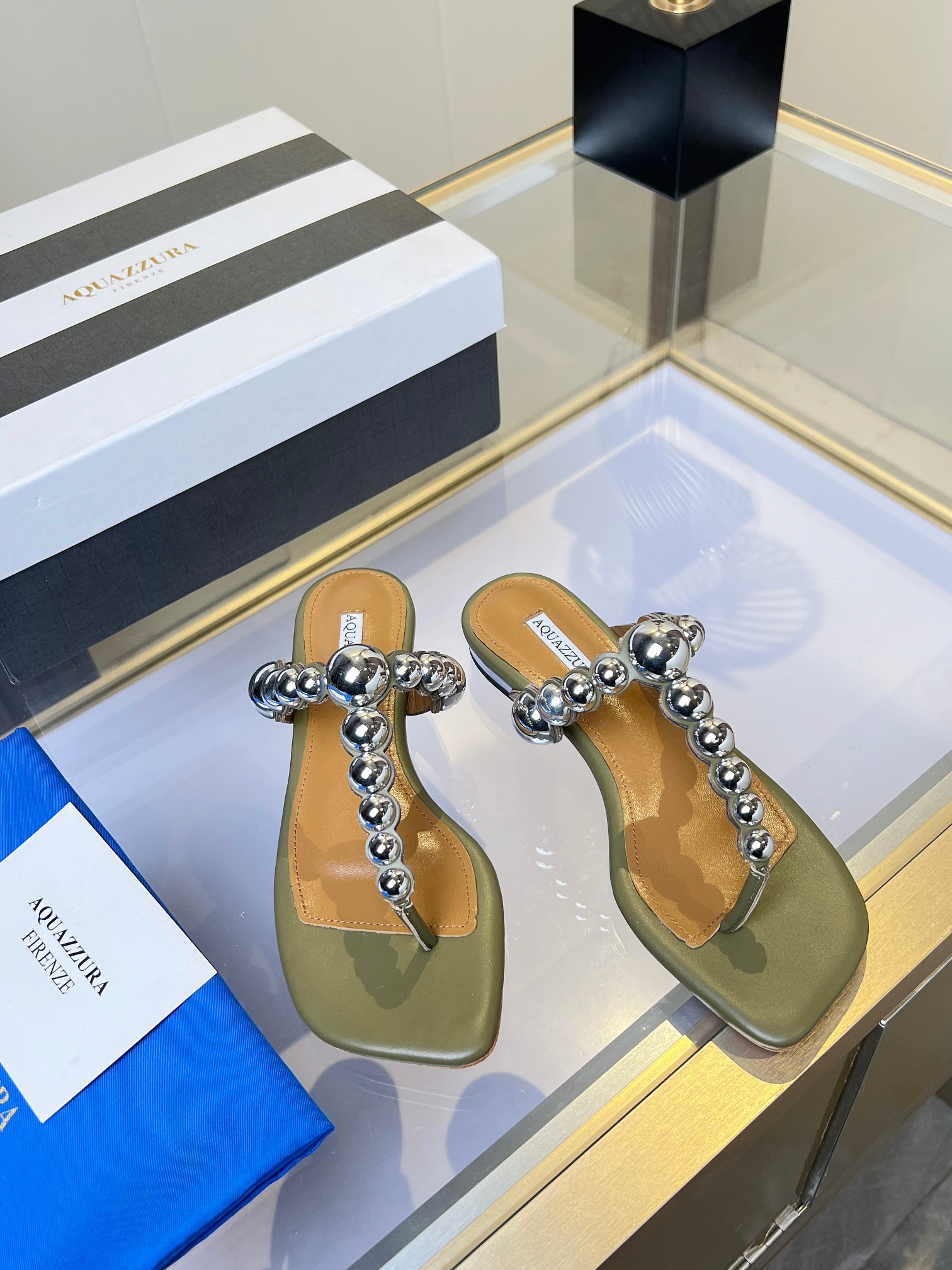 NO:227536,2025 [Unlock the charm of sex｜This pair of nail shoes will make you feel fashionable every step! 】 **Break the convention and be your own cool girl** Rivet sharp × flat bottom comfort, perfect balance of rebellion and elegance!  Metal elements collide with minimalist shoe styles, and you can slay the whole audience during daily commuting. Paired with jeans, short skirts, and suit pants, instantly enhance the layering of the outfit! **【Why choose it? 】** ** Top layer cowhide   sheepskin inner **｜ Soft and not grinding feet, still light when walking for 8 hours ** Customized cushioning insoles**｜3cm**, quietly stretched legs ** Reinforced anti-slip sole**｜ Rounded corner rivets Anti-kick design, wear-resistant and anti-spraying without spraining ankle ** Scene adaptation MAX** Dating and striking without losing aura | Workplace fighting without losing aura | Traveling and walking without tiring - this pair of shoes understand your ambition ** Wear shoes that don't cater to shoes, walk the road without limit ** Every step you step should emit a radiant light Material water dye silk Inner, foot pad water dye sheepskin Outsole Italian leather outsole Heel height 3 Counter packaging Packaging full set of original version packaging hot-selling overseas ize. ｜35-41 (35 42 Customized)◣, split-toed shoes, skirts, jeans, business suit, cowhide, sheepskin, Leather soles198609092025【解锁率性魅力｜这双钉子鞋,让你步步生风！】 **打破常规,做自己的酷女孩**  铆钉锋芒×平底舒适,叛逆与优雅的完美平衡！  金属元素碰撞极简鞋型,日常通勤也能slay全场,  搭配牛仔裤、短裙、西装裤,瞬间提升穿搭层次感！ **【为什么选它？】**  **头层牛皮 羊皮内里**｜柔软不磨脚,暴走8小时依然轻盈  **定制缓震鞋垫**｜3cm**,悄咪咪拉长腿型  **加固防滑鞋底**｜圆角铆钉防踢设计,耐磨抗造不崴脚  **场景适配MAX**  约会踩点不狼狈｜职场厮杀不输气场｜旅行暴走不喊累  ——这双鞋懂你的野心 **穿不迎合的鞋,走不设限的路**  你的每一步,都该散发率性光芒 材料水染絲綢 内里、垫脚水染羊皮  大底意大利真皮大底  跟高3 专柜包装 包装全套原版本包装热销海外 ize. ｜35-41（35 42定制）◣,分趾鞋,skirts,jeans,business suit,cowhide,sheepskin,Leather soles,Women's Shoes