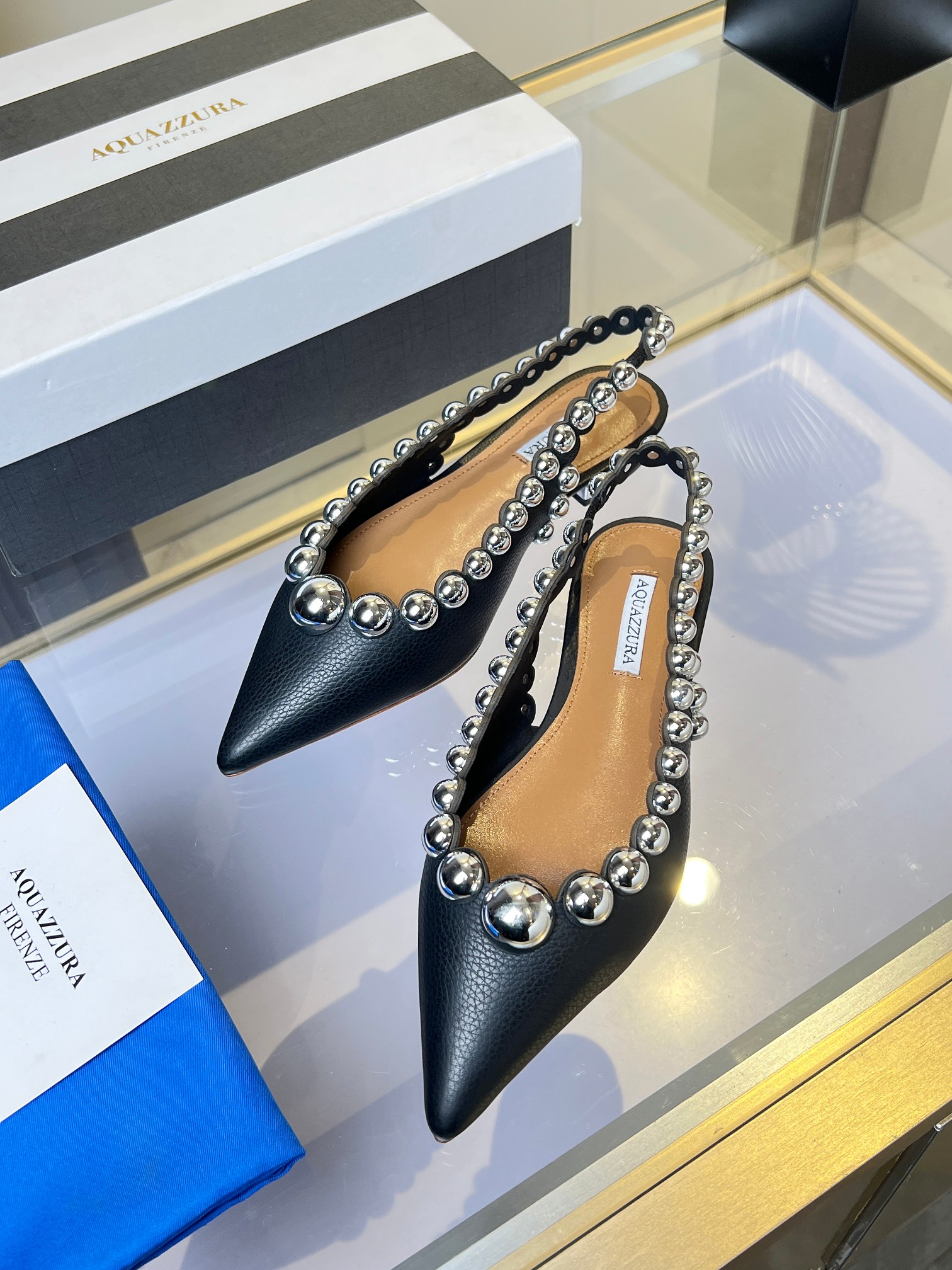 NO:232332,New AQUAZZURA brand rivet pointed toe flat shoes ●━━━━━━━───When sharp rivets meet graceful pointed toe, we use metal edge to redefine female strength. In the collision of hardness and softness, walk out of the unlimited urban pace. Cool-tuning aesthetics. The smooth arc of the toe 45° accurately cut toe, modify the curve of the arch toe toe toe toe toe toe toe toe toe toe toe toe toe toe toe toe toe toe toe toe toe toe toe toe toe toe toe toe toe toe toe toe toe toe toe toe toe toe toe toe toe toe toe toe toe toe toe toe toe toe toe toe toe toe toe toe toe toe toe toe toe toe toe toe toe toe toe toe toe toe toe toe toe toe toe toe toe toe toe toe toe toe toe toe toe toe toe toe toe toe toe toe toe toe toe toe toe toe toe toe toe toe toe toe toe toe toe toe toe toe toe toe toe toe toe toe toe toe toe toe toe toe toe toe toe toe toe toe toe toe toe toe toe toe toe toe toe toe toe toe toe toe toe toe toe toe toe toe toe toe toe toe toe toe toe toe toe toe toe toe toe toe toe toe toe toe toe toe toe toe toe toe toe toe toe toe toe toe toe toe toe toe toe toe toe toe toe toe toe toe toe to  With a slit satin skirt Dangerous sweetheart in the evening breeze With ripped jeans Deconstructionist street art This is not a pair of shoes It is a miniature attitude launcher hidden on the toes When rivets You hear the unruly echo in the depths of the soul (let the edge always maintain the best attack state) Material top layer cowhide Inner, foot pad water dyed sheepskin Outsole Italian leather outsole Heel height 3 Special counter packaging Packaging full set of original version packaging hot sale overseas ize. ｜35-41 (35 42 customization)◣, sandals, sandals, flats, skirts, jeans, business suit, cowhide, sheepskin, Leather soles19860909上新 AQUAZZURA 品牌铆钉尖头平底鞋 ●━━━━━─── 当凌厉铆钉邂逅曼妙尖头 我们用金属锋芒重新定义女性力量 在刚柔并济的碰撞中 走出不设限的都市步伐 冷调美学 鞋头45°精准裁切的流畅弧线 将足弓曲线修饰出纤长视觉 3mm手工敲击的铆钉 以不规则的朋克阵列刺破平庸 每一颗金属凸点都在诉说 藏在温柔里的棱角 舒适哲学 1mm记忆乳胶鞋垫 在混凝土森林里造一片云朵 7°微翘鞋楦设计 让每个疾步瞬间都保持优雅体态 意大利植鞣牛皮包裹足尖 用时光养出独属你的光泽【搭配灵感】 搭男友风廓形西装刚柔博弈的办公室宣言 配开衩缎面半裙晚风中的危险甜心 配破洞牛仔裤解构主义的街头艺术 这不是一双鞋 是藏在足尖的微型态度发射器 当铆钉 你听见灵魂深处的不羁回响（让锋芒永远保持最佳攻击状态） 材料头层牛皮 内里、垫脚水染羊皮  大底意大利真皮大底  跟高3 专柜包装 包装全套原版本包装热销海外 ize. ｜35-41（35 42定制）◣,凉鞋,sandals,flats,skirts,jeans,business suit,cowhide,sheepskin,Leather soles,Women's Shoes