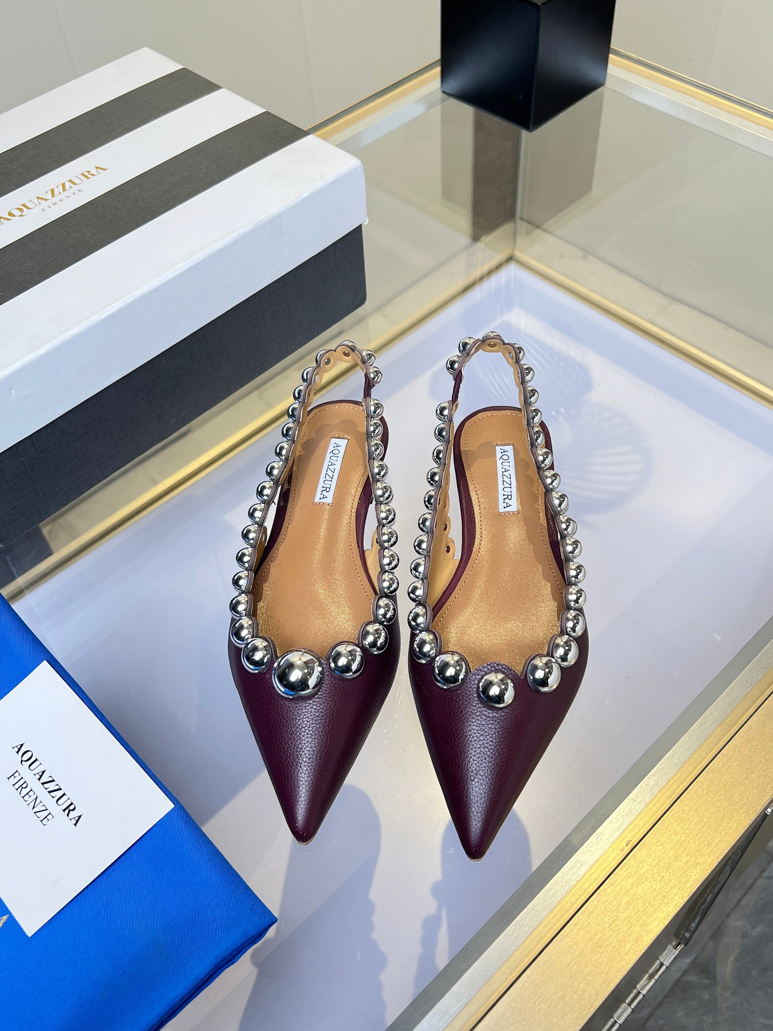 NO:232333,New AQUAZZURA brand rivet pointed toe flat shoes ●━━━━━━─────────────────────────────────────────────────────────────────────────────────────────────────────────────────────────────────────────────────────────────�  Office declaration of hard and soft game with boyfriend style silhouette suit Rigid and soft sweetheart in the evening breeze With slit satin skirt Dangerous sweetheart in the evening breeze With ripped jeans Deconstructionist street art This is not a pair of shoes It is a miniature attitude launcher hidden on the toes When rivets You hear the unruly echo in the depths of the soul (let the edge always maintain the best attack state) Material top layer cowhide Inner, foot pad water dyed sheepskin Outsole Italian leather outsole Heel height 3 Counter packaging Packaging full set of original version packaging hot sale overseas ize. ｜35-41 (35 42 customization) ◣, sandals, sandals, flats, skirts, jeans, business suit, cowhide, sheepskin, Leather soles19860909上新 AQUAZZURA 品牌铆钉尖头平底鞋 ●━━━━━──────────── 当凌厉铆钉邂逅曼妙尖头 我们用金属锋芒重新定义女性力量 在刚柔并济的碰撞中 走出不设限的都市步伐 冷调美学 鞋头45°精准裁切的流畅弧线 将足弓曲线修饰出纤长视觉 3mm手工敲击的铆钉 以不规则的朋克阵列刺破平庸 每一颗金属凸点都在诉说 藏在温柔里的棱角 舒适哲学 1mm记忆乳胶鞋垫 在混凝土森林里造一片云朵 7°微翘鞋楦设计 让每个疾步瞬间都保持优雅体态 意大利植鞣牛皮包裹足尖 用时光养出独属你的光泽【搭配灵感】 搭男友风廓形西装刚柔博弈的办公室宣言 配开衩缎面半裙晚风中的危险甜心 配破洞牛仔裤解构主义的街头艺术 这不是一双鞋 是藏在足尖的微型态度发射器 当铆钉 你听见灵魂深处的不羁回响（让锋芒永远保持最佳攻击状态） 材料头层牛皮 内里、垫脚水染羊皮  大底意大利真皮大底  跟高3 专柜包装 包装全套原版本包装热销海外 ize. ｜35-41（35 42定制）◣,凉鞋,sandals,flats,skirts,jeans,business suit,cowhide,sheepskin,Leather soles,Women's Shoes