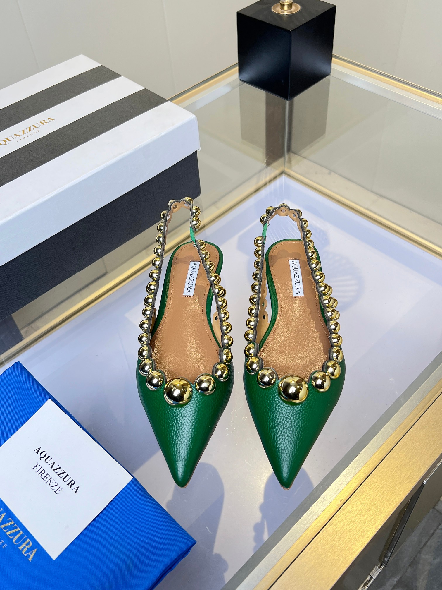 NO:232335,New AQUAZZURA brand rivet pointed toe flat shoes ●━━━━━━─────────────────────────────────────────────────────────────────────────────────────────────────────────────────────────────────────────────────────────────�  Office declaration of hard and soft game with boyfriend style silhouette suit Rigid and soft sweetheart in the evening breeze With slit satin skirt Dangerous sweetheart in the evening breeze With ripped jeans Deconstructionist street art This is not a pair of shoes It is a miniature attitude launcher hidden on the toes When rivets You hear the unruly echo in the depths of the soul (let the edge always maintain the best attack state) Material top layer cowhide Inner, foot pad water dyed sheepskin Outsole Italian leather outsole Heel height 3 Counter packaging Packaging full set of original version packaging hot sale overseas ize. ｜35-41 (35 42 customization) ◣, sandals, sandals, flats, skirts, jeans, business suit, cowhide, sheepskin, Leather soles19860909上新 AQUAZZURA 品牌铆钉尖头平底鞋 ●━━━━━──────────── 当凌厉铆钉邂逅曼妙尖头 我们用金属锋芒重新定义女性力量 在刚柔并济的碰撞中 走出不设限的都市步伐 冷调美学 鞋头45°精准裁切的流畅弧线 将足弓曲线修饰出纤长视觉 3mm手工敲击的铆钉 以不规则的朋克阵列刺破平庸 每一颗金属凸点都在诉说 藏在温柔里的棱角 舒适哲学 1mm记忆乳胶鞋垫 在混凝土森林里造一片云朵 7°微翘鞋楦设计 让每个疾步瞬间都保持优雅体态 意大利植鞣牛皮包裹足尖 用时光养出独属你的光泽【搭配灵感】 搭男友风廓形西装刚柔博弈的办公室宣言 配开衩缎面半裙晚风中的危险甜心 配破洞牛仔裤解构主义的街头艺术 这不是一双鞋 是藏在足尖的微型态度发射器 当铆钉 你听见灵魂深处的不羁回响（让锋芒永远保持最佳攻击状态） 材料头层牛皮 内里、垫脚水染羊皮  大底意大利真皮大底  跟高3 专柜包装 包装全套原版本包装热销海外 ize. ｜35-41（35 42定制）◣,凉鞋,sandals,flats,skirts,jeans,business suit,cowhide,sheepskin,Leather soles,Women's Shoes