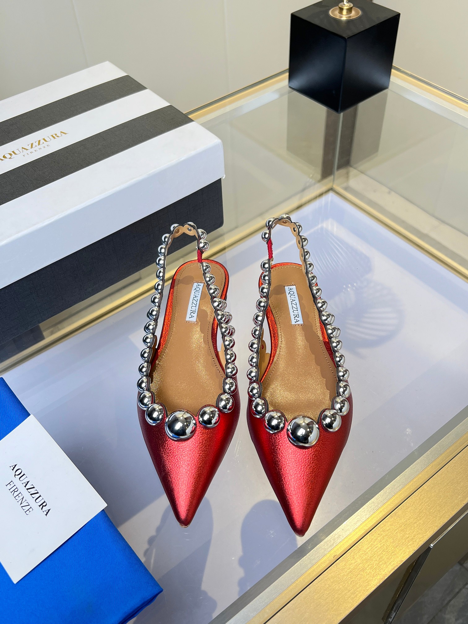 NO:227529,2025 [The sharp edge is hidden in the elegance | XX brand rivet pointed toe flat shoes unlock new style modern] When sharp rivets meet graceful pointed toe, we use metal edge to redefine female power. In the collision of hardness and softness, walk out of the unlimited urban pace. Cold-tuning aesthetics. The smooth arc of the toe 45° accurately cut toe, modify the arch curve to create a slender vision. 3mm hand-knocked rivets pierce mediocrity with irregular punk arrays. Every metal bump tells the edges and corners hidden in tenderness, comfort philosophy 1mm memory latex insoles create a cloud in the concrete forest. 7° micro-curling shoe last design. Let every quick move maintain an elegant body instantly. Italian vegetable-tanned cowhide wraps the toes. Use time to cultivate your own luster. [Matching inspiration] Office declaration for the hard and soft game of boyfriend-style silhouette suit  With a slit satin skirt Dangerous sweetheart in the evening breeze With ripped jeans Deconstructionist street art This is not a pair of shoes It is a miniature attitude launcher hidden on the toes When rivets You hear the unruly echo in the depths of the soul (let the edge always maintain the best attack state) Material top layer cowhide Inner, foot pad water dyed sheepskin Outsole Italian leather outsole Heel height 3 Special counter packaging Packaging full set of original version packaging hot sale overseas ize. ｜35-41 (35 42 customization)◣, sandals, sandals, flats, skirts, jeans, business suit, cowhide, sheepskin, Leather soles198609092025【锋芒藏于优雅间 | XX品牌铆钉尖头平底鞋解锁新派摩登】 当凌厉铆钉邂逅曼妙尖头 我们用金属锋芒重新定义女性力量 在刚柔并济的碰撞中 走出不设限的都市步伐 冷调美学 鞋头45°精准裁切的流畅弧线 将足弓曲线修饰出纤长视觉 3mm手工敲击的铆钉 以不规则的朋克阵列刺破平庸 每一颗金属凸点都在诉说 藏在温柔里的棱角 舒适哲学 1mm记忆乳胶鞋垫 在混凝土森林里造一片云朵 7°微翘鞋楦设计 让每个疾步瞬间都保持优雅体态 意大利植鞣牛皮包裹足尖 用时光养出独属你的光泽【搭配灵感】 搭男友风廓形西装刚柔博弈的办公室宣言 配开衩缎面半裙晚风中的危险甜心 配破洞牛仔裤解构主义的街头艺术 这不是一双鞋 是藏在足尖的微型态度发射器 当铆钉 你听见灵魂深处的不羁回响（让锋芒永远保持最佳攻击状态） 材料头层牛皮 内里、垫脚水染羊皮  大底意大利真皮大底  跟高3 专柜包装 包装全套原版本包装热销海外 ize. ｜35-41（35 42定制）◣,凉鞋,sandals,flats,skirts,jeans,business suit,cowhide,sheepskin,Leather soles,Women's Shoes