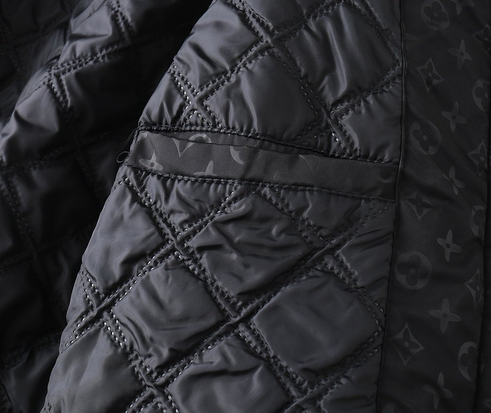 路易威登LV2023秋冬新款羽绒服这款号称羽绒服届最牛绒的保暖性能更出色轻便不厚重且压缩后的蓬松度恢复性