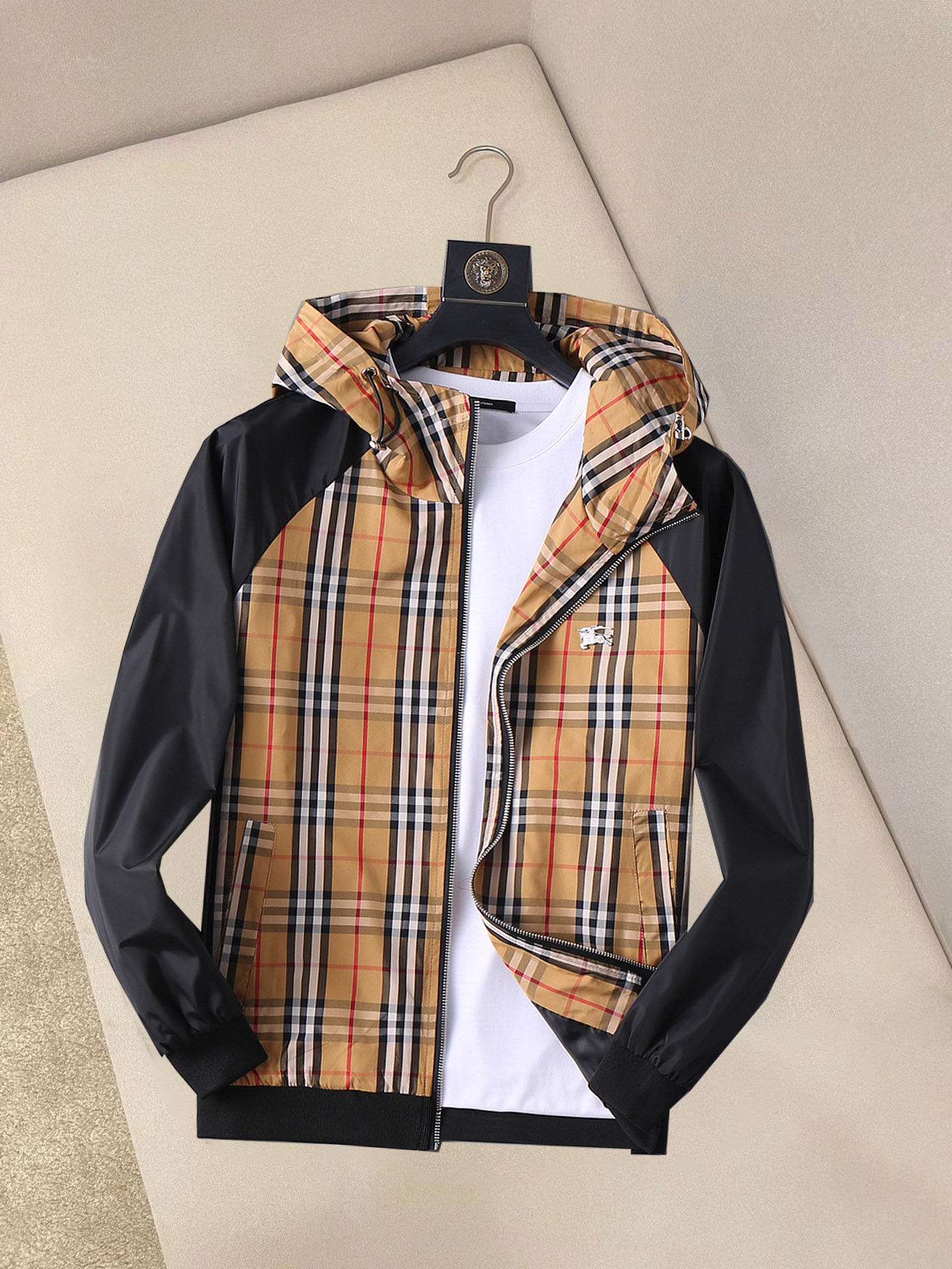 NO:132305,Burberry's new spring jacket for 2025, the new product on the show is perfect, comfortable and warm, the three-standard complete colors and full and attractive, and the very outstanding design easily advances the sense of fashion. The workmanship is extremely exquisite and rigorous, and the wiring is neat and meticulous!  A masterpiece of a big-name designer!  The upper body doesn't look bloated and super handsome!  Spot code M ~ XXXL,,burberry,jackets & coats,jackets & coats,alexander wang19860909巴宝莉 2025春季新款夹克外套,秀场新品品相非常完美,舒适保暖,三标齐全色泽饱满诱人,非常出彩的设计,轻松将时髦感进阶,做工极为考究严谨,走线工整细致！大牌设计师巨作！上身不显臃肿、超级帅气！现货码数M ～ XXXL,,burberry,jackets & coats,jackets & coats,alexander wang,Men's clothing