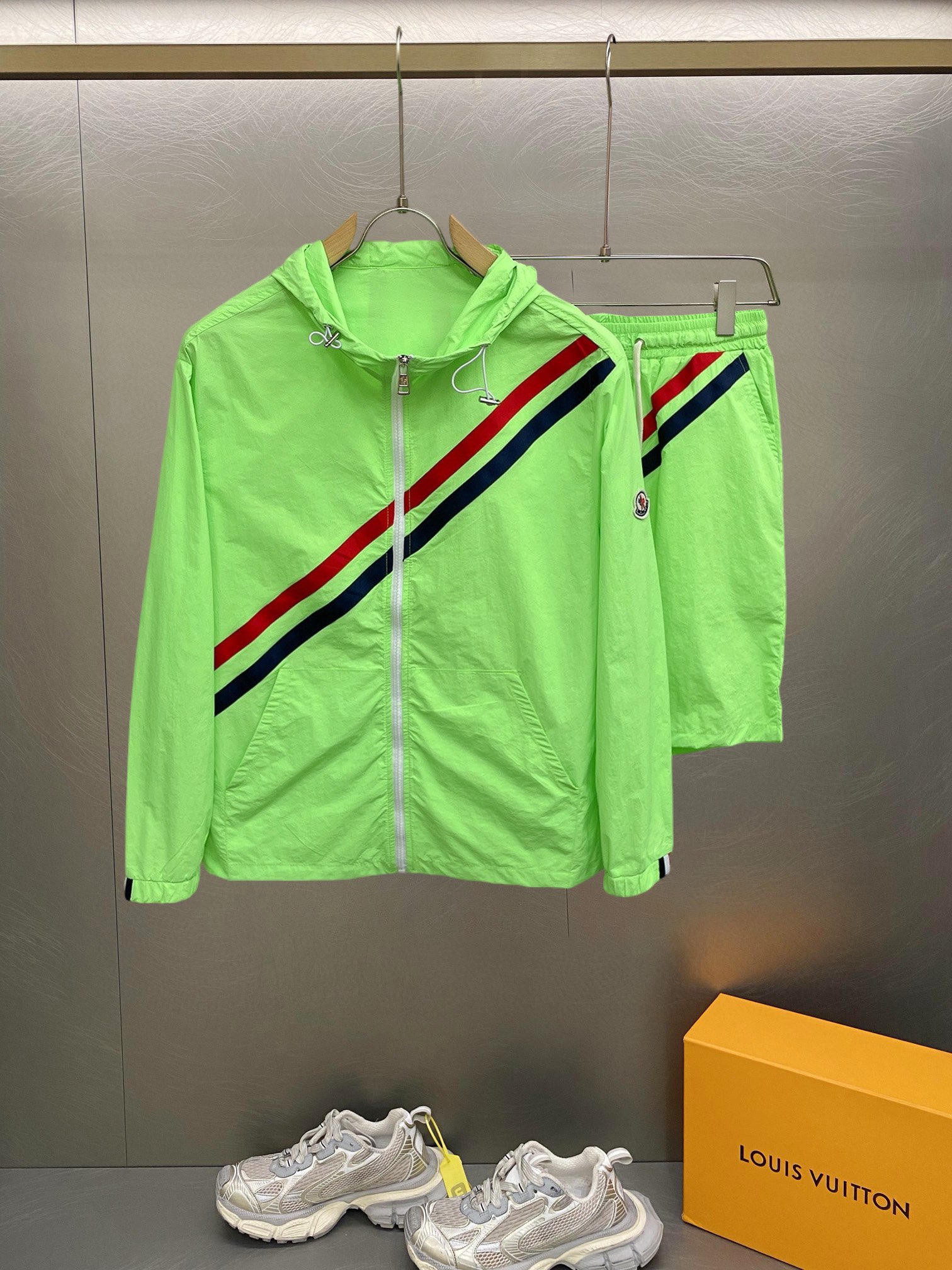 NO:417056,The 2025 summer sun protection clothes and shorts set, overseas counter synchronization, light and high-quality fabrics are luxurious and high-quality customization, anyone can easily control it, customer-supplied imported fiber fabrics, soft hand, comfortable and stylish, sweat-absorbing and breathable, foreign trade company orders, n domestic first-line OEM factories, customized high-density fabrics, water-free, luxurious upper body looks young, summer street fashion sun protection must be required. Number of code M~XXXL.L wears 175/140 catties, place an order to report height and weight, Moncler, shorts, alexander wang19860909蒙口 2025夏季防晒衣短裤套装,海外专柜同步 轻薄高品质面料奢华高级定制 任何人都可以轻松驾驭,客供进口聚纤维面料 手软舒适有型 吸汗透气 ,外贸公司订单,n国内一线代工厂出品,订制高密度面料,过水不变型,奢华上身显年轻,夏日街头时尚防晒必备款. 码数M～XXXL.L穿175/140斤 下单报身高体重,,Moncler,shorts,alexander wang,Men's clothing