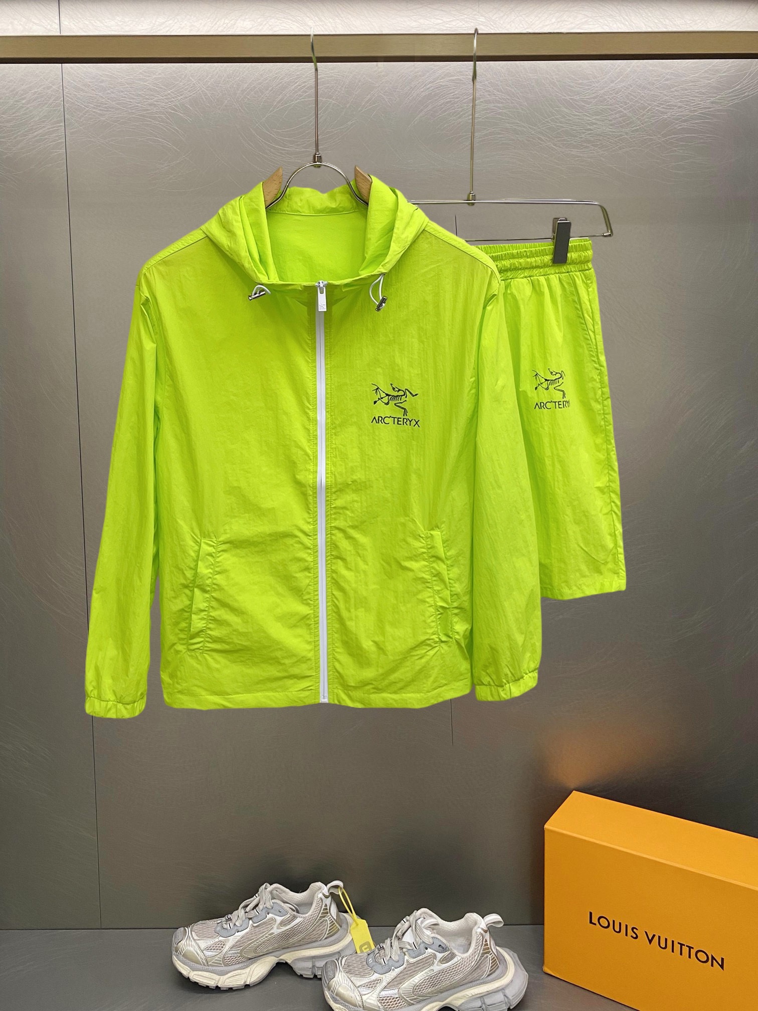 NO:417057,Archaeoptera Bird 2025 summer sun protection clothes and shorts set, overseas counter synchronization, light and high-quality fabrics luxury high-quality customization, anyone can easily control it, customer-supplied imported fiber fabrics, soft hand, comfortable and stylish, sweat-absorbing and breathable, foreign trade company orders, n domestic first-line OEM factories, customized high-density fabrics, water-free, luxurious upper body looks young, summer street fashion sun protection must be required. Number of code M~XXXL.L wears 175/140 catties, place an order to report height and weight, arc'teryx, shorts, alexander wang19860909始祖鸟 2025夏季防晒衣短裤套装,海外专柜同步 轻薄高品质面料奢华高级定制 任何人都可以轻松驾驭,客供进口聚纤维面料 手软舒适有型 吸汗透气 ,外贸公司订单,n国内一线代工厂出品,订制高密度面料,过水不变型,奢华上身显年轻,夏日街头时尚防晒必备款. 码数M～XXXL.L穿175/140斤 下单报身高体重,arc'teryx,shorts,alexander wang,Men's clothing